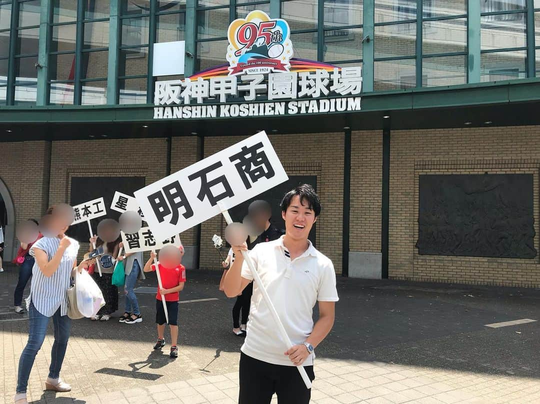 服部優陽さんのインスタグラム写真 - (服部優陽Instagram)「⚾️﻿ 甲子園は3回戦！抜けるような青空の下﻿ 今日も熱戦が繰り広げられています！﻿ ﻿ 今日8/16の #報道ランナー では春のセンバツから﻿ 追いかけ続けてきた #明石商業 を総力取材！﻿ ﻿ 勝つためにできる準備はすべてする。﻿ すべては明石商業に来てくれた選手のためにー。﻿ ﻿ 緻密な闘将 #狭間善徳 監督に注目します！﻿ ﻿ 昨夜も対戦相手のビデオを見返し、 床に就いたのはなんと午前3時！﻿ 初戦、最後のワンプレーとなった右飛も守備位置を﻿ ライト線寄りに変える狭間監督の指示がありました。  選手を愛する55歳の監督と﻿ 監督を慕う111人の部員たちの夏の行方は！？﻿ ﻿ 18:40頃〜 スポーツコーナーにて放送予定です！﻿ ⚾️﻿ #高校野球 #甲子園 #夏の甲子園 #甲子園球場 #阪神甲子園球場 #第101回全国高校野球選手権大会 #新たに刻むぼくらの軌跡﻿」8月16日 14時08分 - hattori.yuhi_ktv