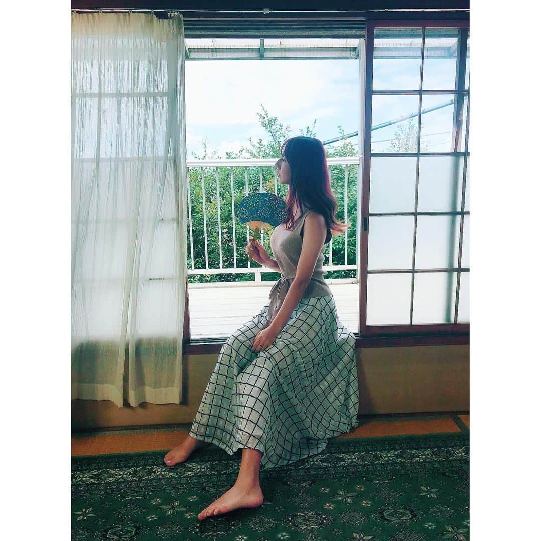 のインスタグラム：「日本の夏☀️おばあちゃんち思い出した🙃ぐるぐるの蚊取り線香の匂いすき  #古民家 #和 #ポートレート」