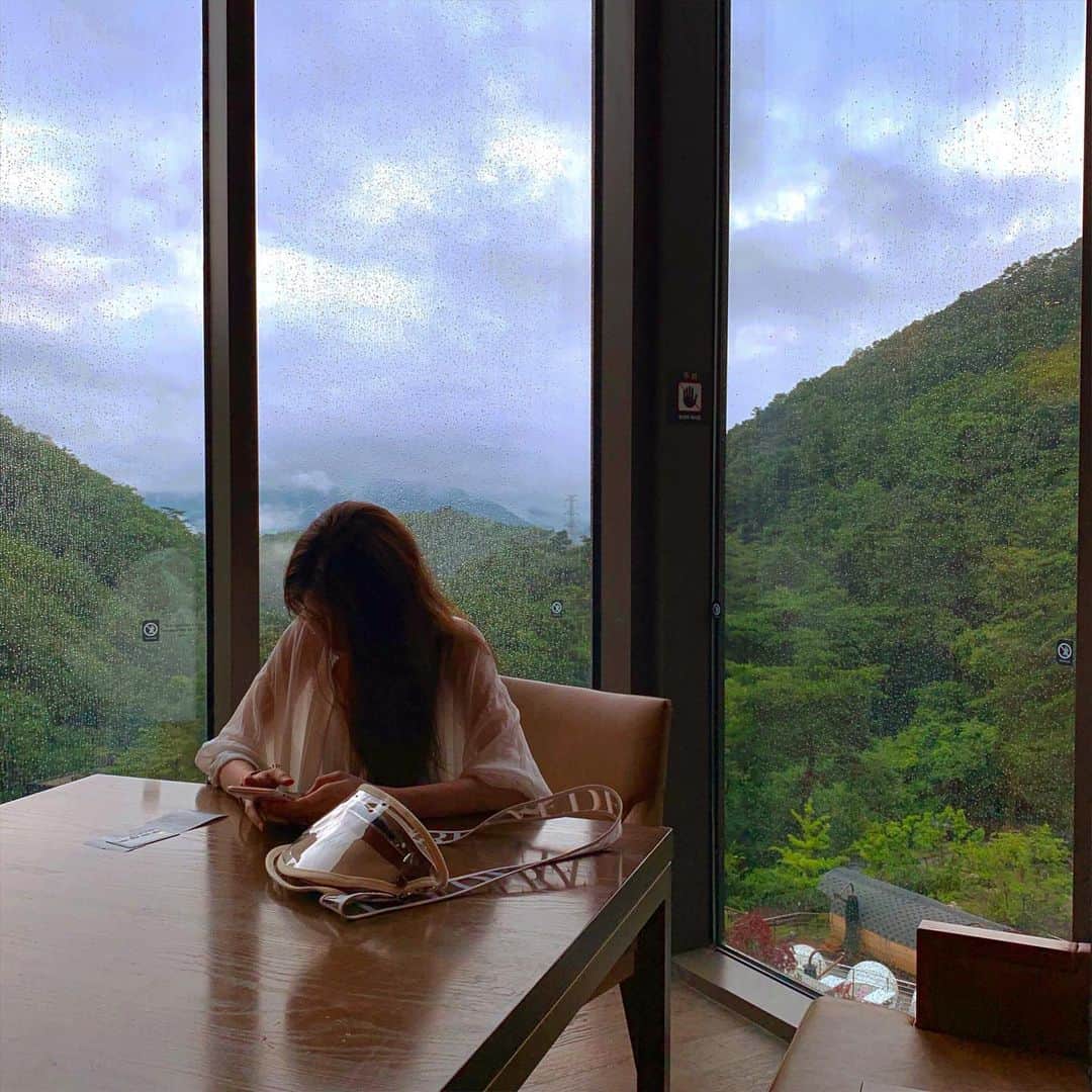 チョン・インソンのインスタグラム：「올해는 왜그리 초록초록이 땡기는지-🌿 . #belvedere 고마와요, @annette0723💕」