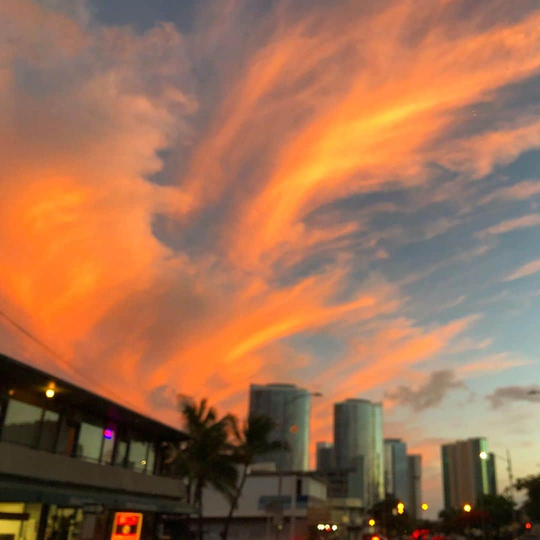 マキ・コニクソンさんのインスタグラム写真 - (マキ・コニクソンInstagram)「今日のハワイの夕焼け空はめーちゃくちゃ情熱的！🔥🔥 うっとりーーっ。❤️ #ハワイのおすそ分け🤙🏼」8月16日 14時28分 - makikonikson