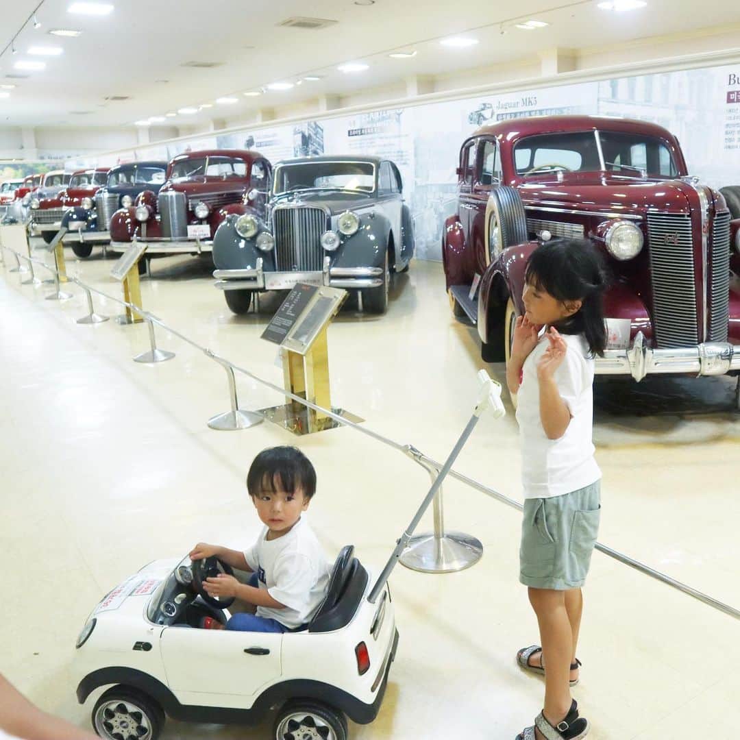 筧沙奈恵さんのインスタグラム写真 - (筧沙奈恵Instagram)「車好きの息子のため、世界自動車済州博物館へ🚘 ・ 70台ものクラシックカーがズラリと並んでいて、車好きでなくてもワクワクする空間😌❤️ ・ 息子はミニカーに乗って、お姉ちゃんに押してもらいながら車を見ていました！ ・ 息子はもちろん、夫も楽しそうに見ていて、微笑ましかった😌笑 ・ #世界自動車済州博物館 #世界自動車博物館 #自動車 #車 #車好き  #チェジュ島 #済州島 #jeju #jejuisland #家族旅行 #子連れ旅行 #夏休み #家族写真 #2児ママ #女の子ママ #男の子ママ」8月16日 14時21分 - sanaekakei