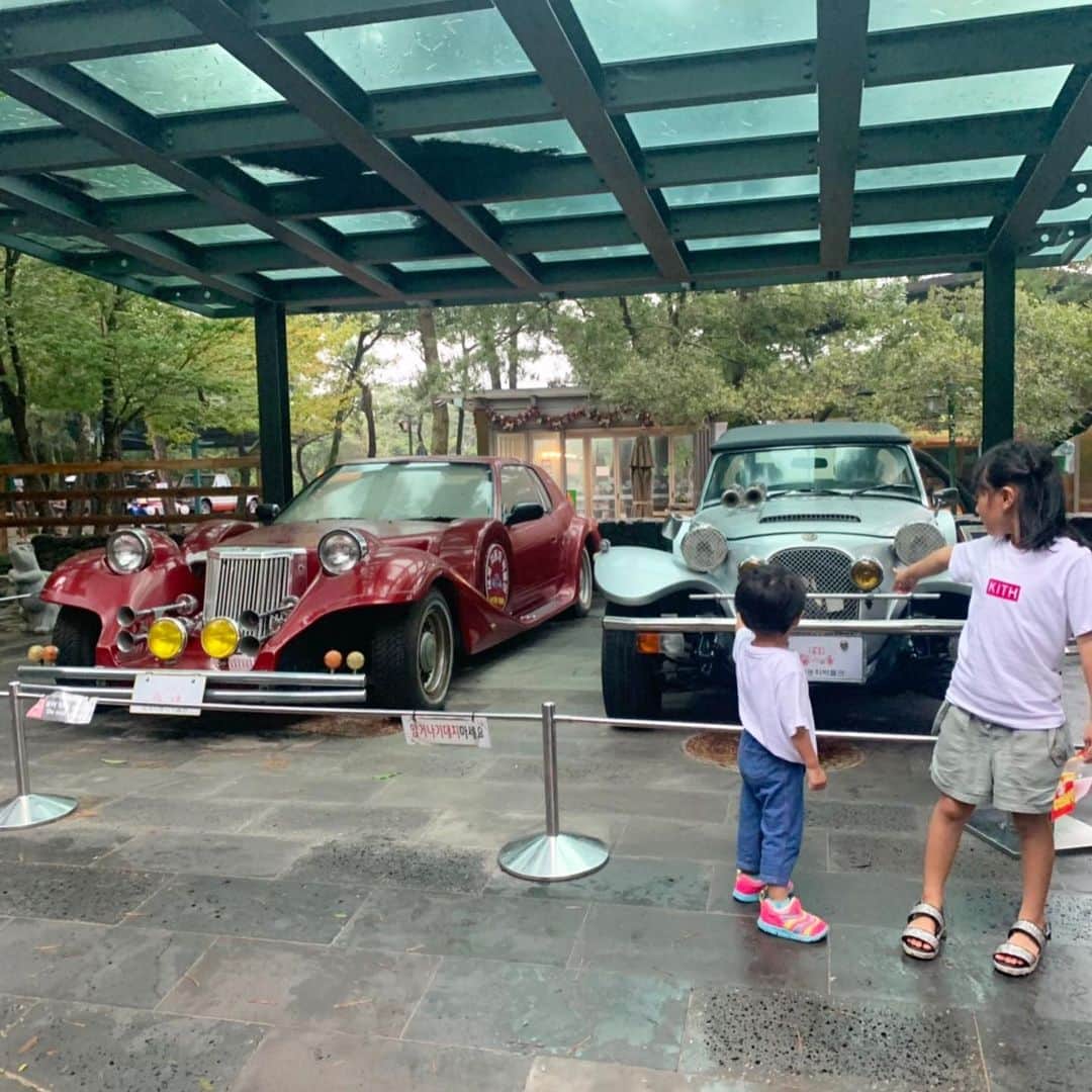 筧沙奈恵さんのインスタグラム写真 - (筧沙奈恵Instagram)「車好きの息子のため、世界自動車済州博物館へ🚘 ・ 70台ものクラシックカーがズラリと並んでいて、車好きでなくてもワクワクする空間😌❤️ ・ 息子はミニカーに乗って、お姉ちゃんに押してもらいながら車を見ていました！ ・ 息子はもちろん、夫も楽しそうに見ていて、微笑ましかった😌笑 ・ #世界自動車済州博物館 #世界自動車博物館 #自動車 #車 #車好き  #チェジュ島 #済州島 #jeju #jejuisland #家族旅行 #子連れ旅行 #夏休み #家族写真 #2児ママ #女の子ママ #男の子ママ」8月16日 14時21分 - sanaekakei