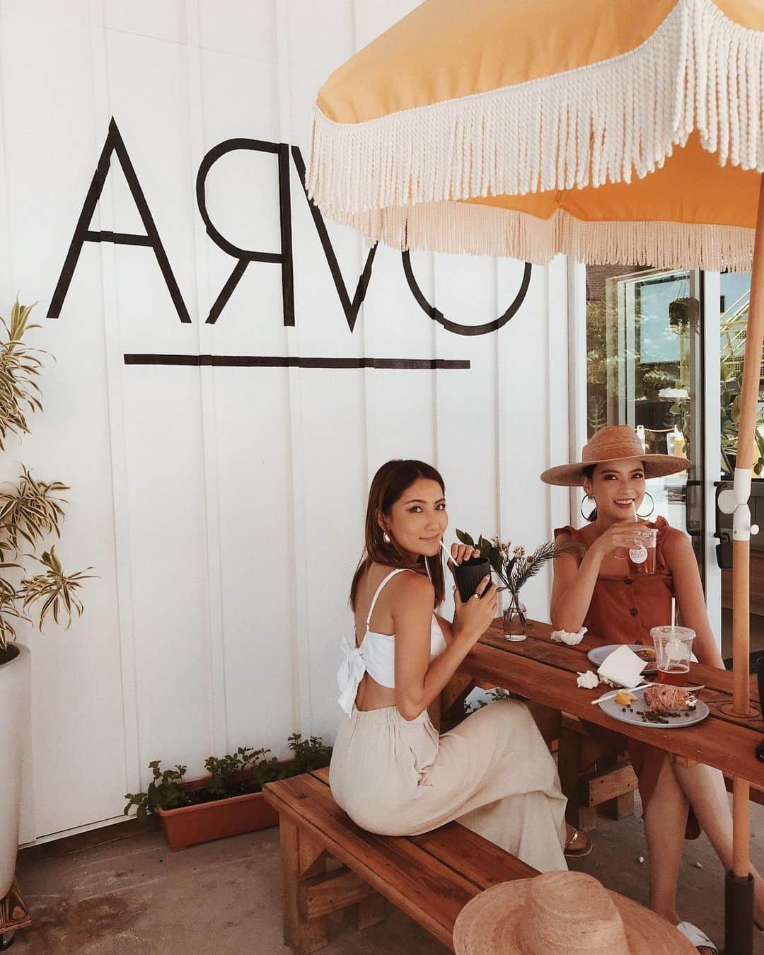 のインスタグラム：「Cafe ARVO🌺with @sonkyou1013 . ずっと会いたかった きょうちゃん＆あんちゃんと、 移転して新しくオープンしたARVOでランチ🍴🌺 . まさかハワイで会えるなんて〜！！ しかもホテルまで一緒で嬉しすぎた😆💕💗 . ママさんとは思えない美しさで、尊敬する所がたくさん🌺 . 私もいつかきょうちゃんのような 素敵なママになれたらいいな〜。。☺️🌺 . 教えてもらったハワイのオススメスポット 明日さっそく行ってみようーー♡ . #hawaii #arvo #cafe #ハワイ #カフェ」