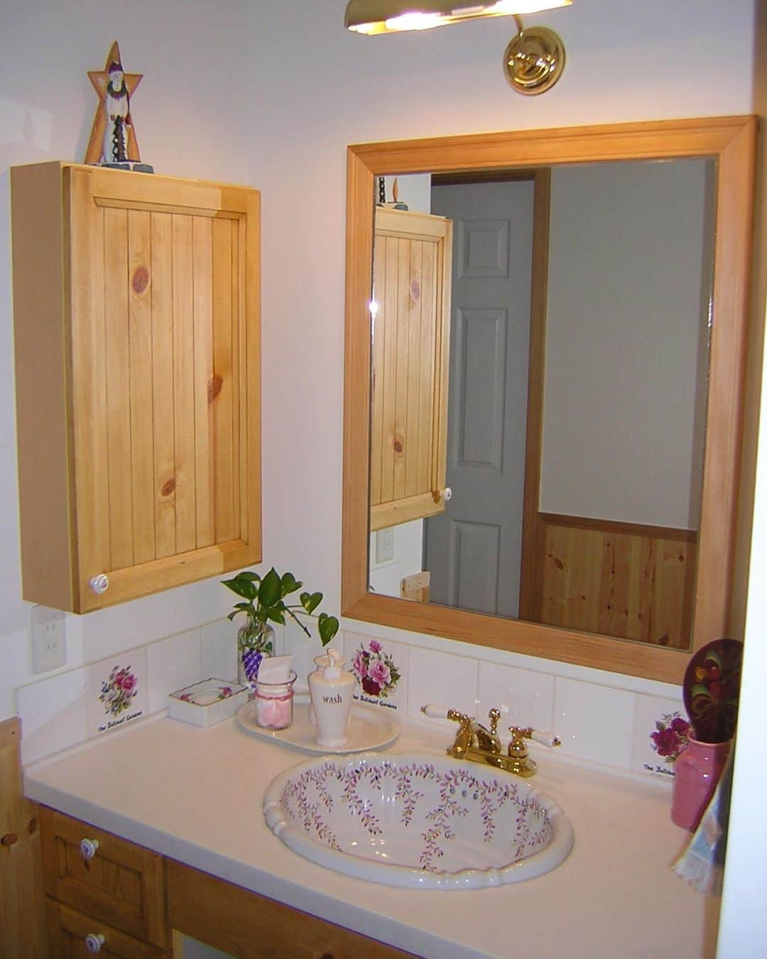 岡谷ホームズ株式会社さんのインスタグラム写真 - (岡谷ホームズ株式会社Instagram)「自然素材のぬくもり溢れるお家 ・ ・ ・ 木のぬくもり溢れる、オーダーメイドの洗面台✨ ・ パイン材で統一感のある空間に😊 ・ ・ ・ プロフィール「@okayahomes」より、ウェブサイト www.okaya-homes.co.jp へのリンクができます！ 施工事例やオーナー様からいただいた貴重なお言葉、スタッフブログも掲載しています！ぜひご覧ください😊 エアコンではない新しい選択「光冷暖」のご体感は、モデルハウスへどうぞ！ ・ ・ ・ #岡谷ホームズ #okayahomes #家族が健康で快適に暮らせる家🍀 #施工事例 #四季を通して清々しく #輸入住宅 #注文住宅 #八事ハウジング #名古屋 #愛知県 #三重県 #岐阜県 #新築 #home #myhome #design #二世帯住宅 #オーダー洗面台 #自然素材 #家 #家づくり #暮らしを楽しむ #丁寧な暮らし #こだわりの家」8月16日 14時23分 - okayahomes