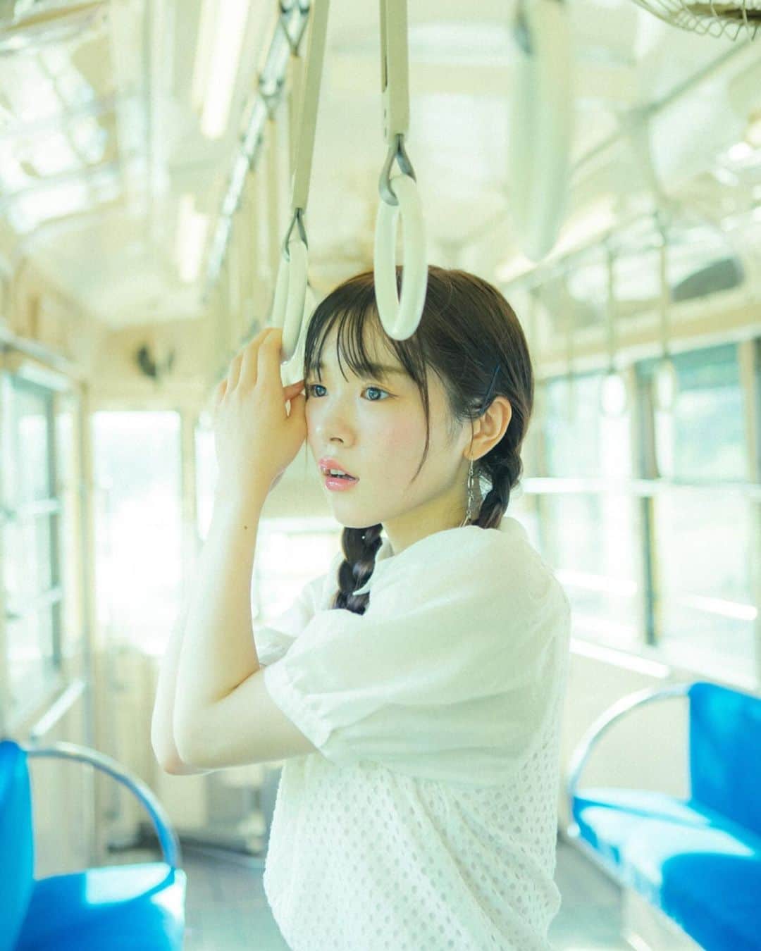 橋本紗奈さんのインスタグラム写真 - (橋本紗奈Instagram)「. . 平日の朝の東京の満員電車は耐えられませんなぁ💤 . テーマは昭和の女の子 . . . ※この電車は江戸東京たてもの園にあるものです。 普通の電車での撮影は周りの方の迷惑になるので気をつけましょう☝️ .  #江戸東京たてもの園 #電車 #三つ編み女子 #眼鏡の男の子 #眼鏡の女の子 #モデル #ポートレート #portraitphotography #江戸時代 #edo #tokyo #train」8月16日 14時23分 - hashimoto_sana