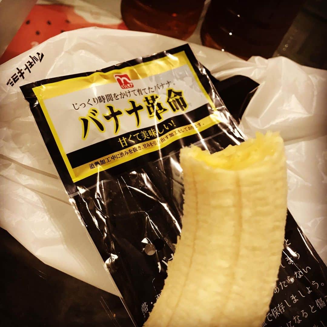 原田良也さんのインスタグラム写真 - (原田良也Instagram)「今までいろんなバナナを試してきたが、平和堂のバナナが一番美味い！！！ #バナナ革命 #平和堂」8月16日 14時23分 - irasshassee