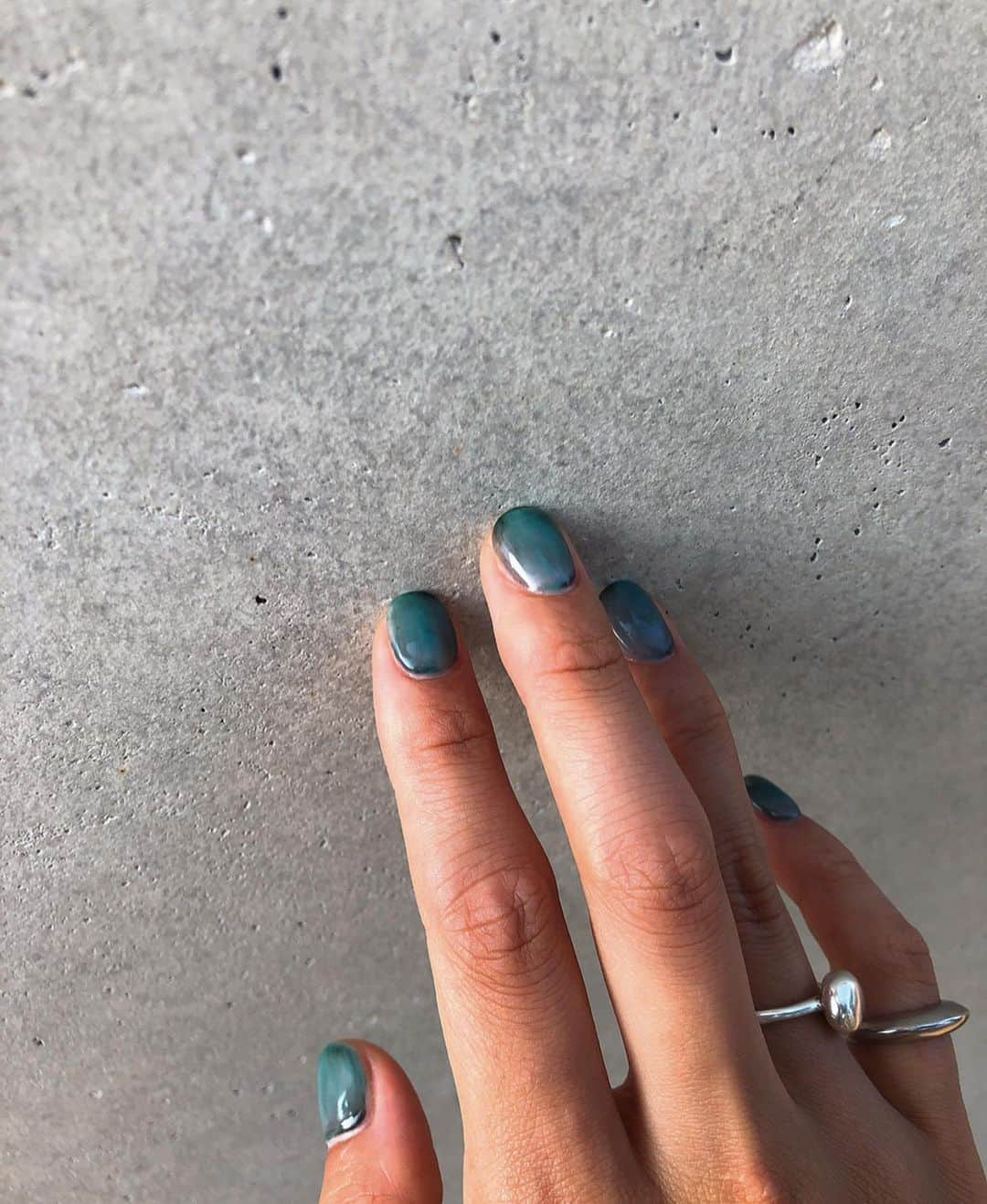 鬼辻麻衣さんのインスタグラム写真 - (鬼辻麻衣Instagram)「夏ネイル💅は、 @list.nail の盛さんにしていただきました💙 ・ ブルーのようなグリーンのような、ニュアンスカラーが絶妙で、気分にぴったりでした☺️ 🇮🇹で、同じカラーの🐙見つけた♡(3枚目) ・ サービスで出してくださったラテが @hoop.coffee の豆で、めちゃ美味しかった☕️🙏 #nail #summernail」8月16日 14時26分 - kitsumai