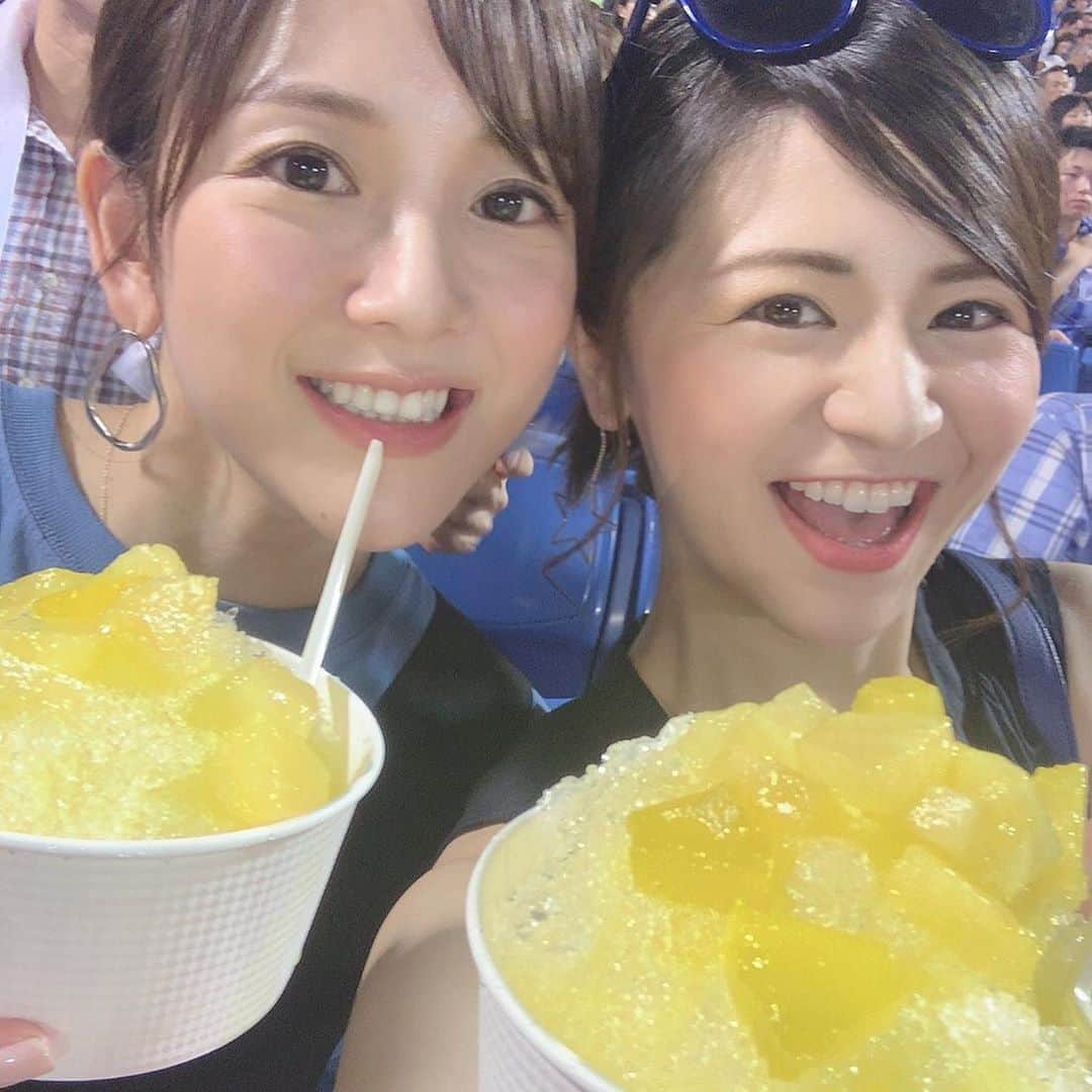 八木ひとみのインスタグラム：「神宮で野球観戦🤤 暑すぎて優ちゃんが買ってきてくれたパイン氷が瞬時に無くなりました💓  #パイン氷 #美味しくて夢中で食べた #お金払ってない #あとで気づいた #優ちゃんごめん #安定のビール #試合は乱打戦 #結局ベイ負けたけど #良き思い出」