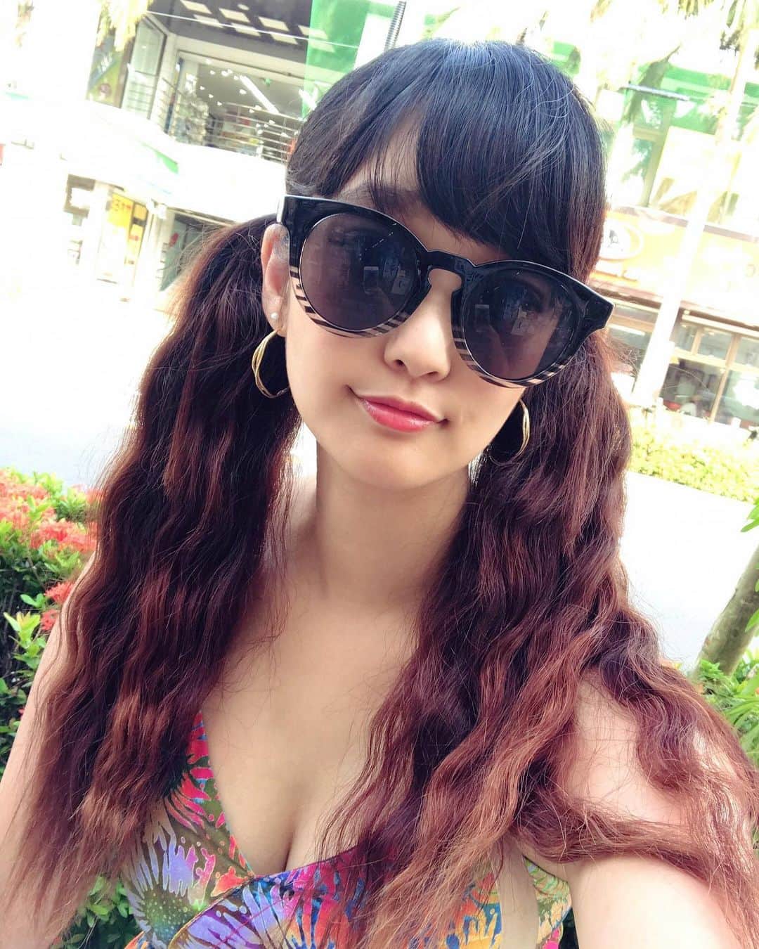 Yun chiのインスタグラム：「ついんてーる☺︎ . . . ねぇ、コレ使ったら映えるんじゃないの？🌺😣 . . #花笠 #髪伸びた #紫外線アレルギー #サングラス必須 #rollingcradle #me#石垣島#japantrip」