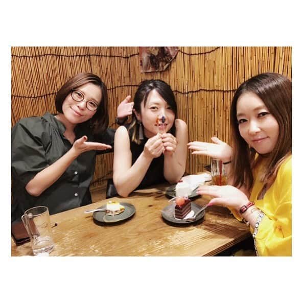 荒牧陽子のインスタグラム：「2019.8.某日 MIKA birthdayPT﻿ ┈︎┈︎┈︎┈︎┈︎┈︎┈︎┈︎┈︎┈︎┈︎┈﻿ ︎恒例のバースデーPT♡﻿ ミカおめでとう☺️✨﻿ ひさびさに集まると﻿ みんないろんな変化があって面白いの。﻿ ﻿ お魚食べに行ったのに﻿ 私しかお刺身食べないって﻿ どゆことやーん😳﻿ ﻿ ちなみに、ミカの誕生日は7.24だよ！﻿ ┈︎┈︎┈︎┈︎┈︎┈︎┈︎┈︎┈︎┈︎┈︎┈﻿ #MIKA﻿ #happybirthday ‼️﻿ #美馬雅世﻿ #荒牧陽子﻿ #2人は大切な音楽仲間✨」