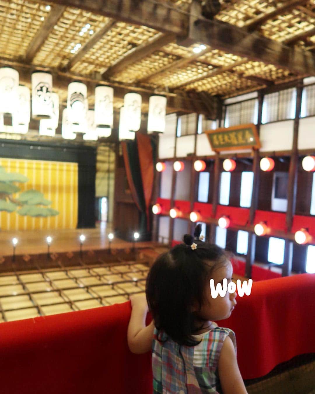川人未帆さんのインスタグラム写真 - (川人未帆Instagram)「・ 家族みんなで香川の琴平へ。 今日は日本最古の芝居小屋、金丸座へ。 ガイドのおじさんが詳しく説明してくれて、楽屋や奈落にまで入られて楽しかった✨ ・」8月16日 14時53分 - miho0319kawahito