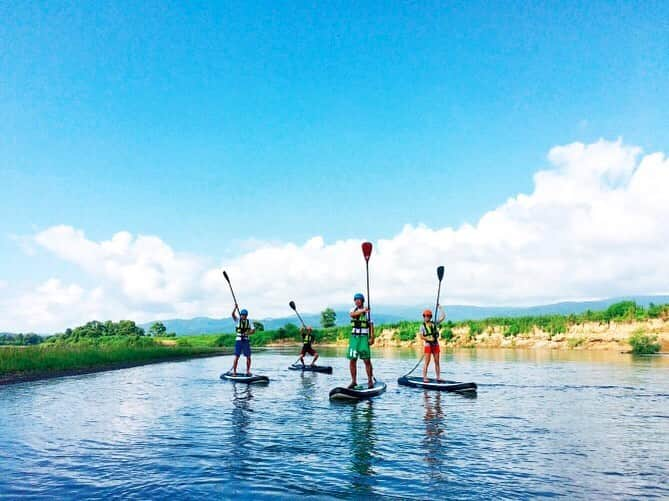 リクルートさんのインスタグラム写真 - (リクルートInstagram)「【関東】水辺のアクティビティおすすめ！カヤック・サーフィン・ラフティング・SUP等﻿ ﻿ この夏は何かウォータースポーツや﻿ マリンスポーツにチャレンジしたい、そんな人必見！﻿ ﻿ 今回は気軽に都内で体験できるサーフィンスポットや、﻿ 海や湖、川で体験できる本格的なSUP、キャニオニングやカヤックなど、夏こそ楽しいアクティビティをご紹介します。﻿ ﻿ 大人だけでなく、子どもも楽しめる場所があるので、﻿ ぜひ年齢制限などもチェックして夏休みにお出かけしてみてくださいね。思い切り体を動かして、﻿ 自然を満喫できるスポーツはこの夏最高の思い出になりますよ。﻿ ﻿ nozawa green field 信濃川SUPツアー【長野県飯山市】﻿ 水面に立って山々を眺めながら、﻿ のどかな里山をクルージング。﻿ 日本最長河川である信濃川（千曲川）を、﻿ SUPで行く約2時間のダウンリバーツアー。﻿ ﻿ 野沢温泉や飯山の緩やかな流域で、流れに乗って雄大な山々や移り変わる里山風景を楽しむクルージングを。﻿ 全長367kmの信濃川は長野県内では千曲川と呼ばれる。コース流域は、信濃川でも川幅が広く、流れが緩やかで簡単にボードの上に立つことができる。﻿ ﻿ nozawa green field 信濃川SUPツアー﻿ ［TEL］090-4161-3134﻿ ［住所］集合場所：長野県飯山市上境1898-1湯滝温泉河川敷駐車場﻿ ［営業時間］8時～16時 ﻿［定休日］なし﻿ ﻿ こちらの投稿は、じゃらんニュースより転載しています。﻿ https://www.jalan.net/news/article/359325/﻿ ﻿ その他のリクルートの投稿はこちら👉 @recruit___official ﻿ ﻿ #じゃらんニュース #じゃらん﻿ #RECRUIT﻿ ー﻿ #カヤック #サーフィン #サーフィン女子 #ラフティング #ウォータースポーツ #マリンスポーツ #サーフィンスポット #キャニオニング #SUP #子供も楽しめる #信濃川 #川遊び #旅行好き #観光スポット #観光 #おでかけ #行ってみたい #暑い #旅スタグラム #旅したくなるフォト #海 #湖 #川 #絶景 #いい風景 #のどか #夏満喫」8月16日 14時47分 - recruit___official