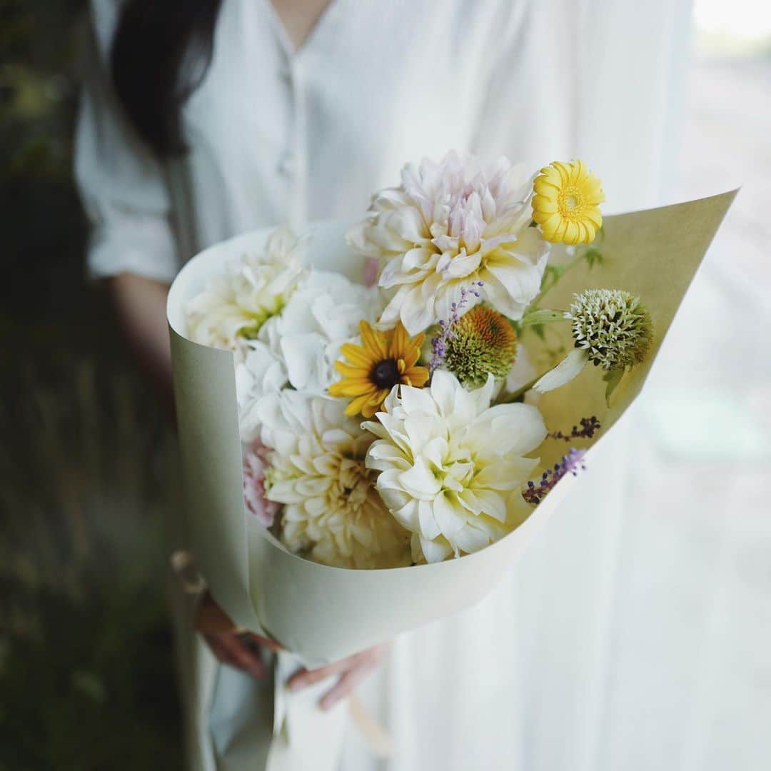 JF flower Shopさんのインスタグラム写真 - (JF flower ShopInstagram)「가을은 언제오지 🍂 Jf flower shop. . . . .#2019jfflowershop #jfflowershop #flower #florist #floral #flowerlesson #koreanflorist #flowerstagram  #koreanflower  #웨딩부케 #플로리스트 #플로리스트수업 #핸드타이드  #범계플라워레슨 #꽃꽂이 #플라워레슨 #꽃꽂이수업 #안양꽃집 #범계꽃집 #평촌꽃집 #과천꽃집 #인덕원꽃집 #동편마을꽃집 #포일동꽃집 #내손동꽃집 #의왕꽃집 #花#花艺」8月16日 14時51分 - jfflowershop