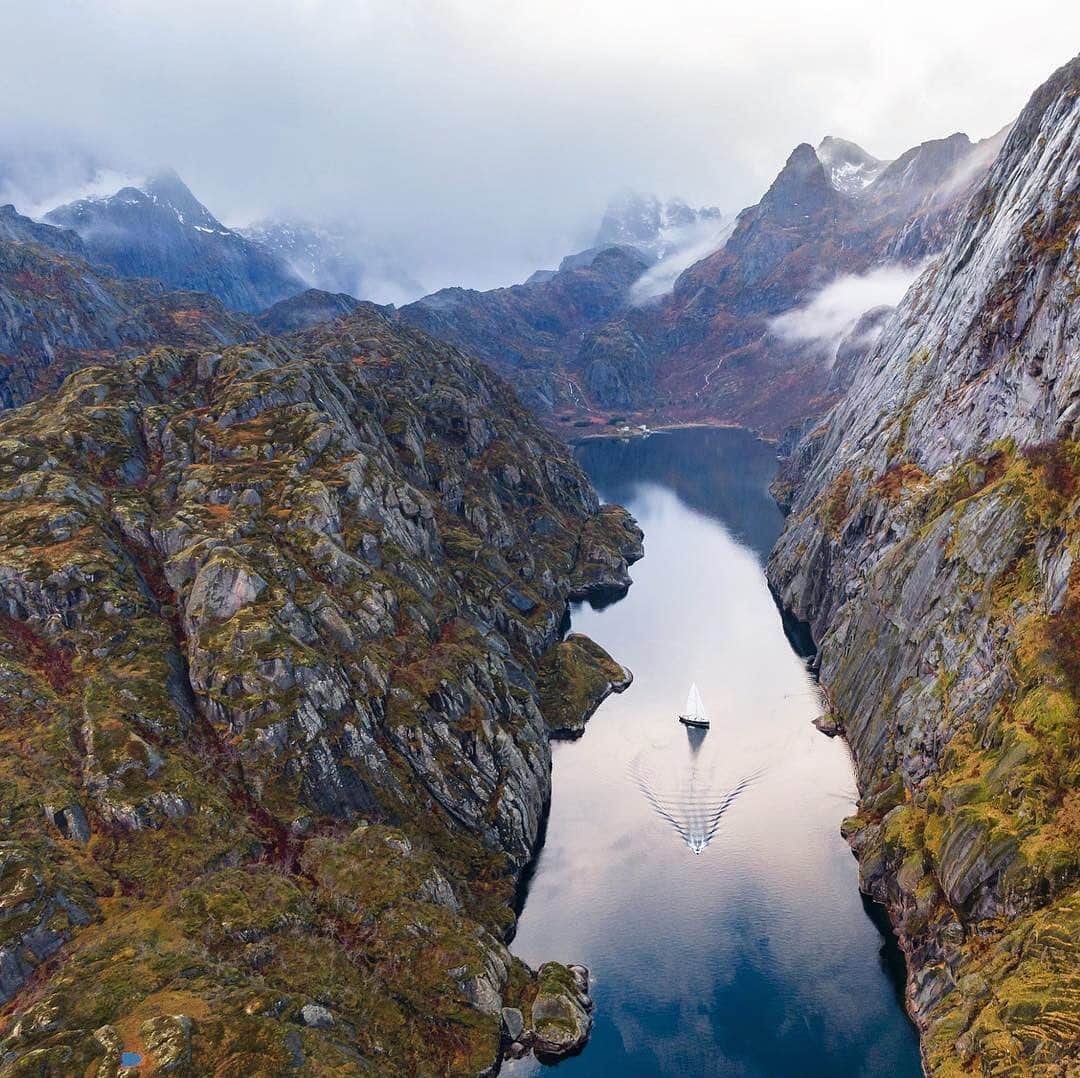 クリス・バーカードのインスタグラム：「Our mission to sail the entire chain of the Lofoten islands last October, also known as the Lofoten Wall,  was met with many challenges.. specifically poor weather during our multiple crossings that were anything but smooth. You might even call them Vomit inducing 🤮. Either way we finished our objective and like all good expeditions we suffered in the process of achieving our goal. This night in Trollfjord was the calmest of the trip. There was boundless gratitude this windless for safe harbors amongst storms. Something you really learn to appreciate whilst living on a boat.」