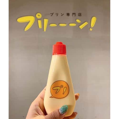 isutaさんのインスタグラム写真 - (isutaInstagram)「. いま空前の「プリン」ブームでプリンかき氷や、プリントーストなどプリンを使った様々なスイーツがでていますよね。 . マヨネーズ容器に“プ”というパッケージがキャッチーな「チューチュープリン（400円）」があるんです❤︎ . 7月12日に大阪・なんばCITYにオープンしたばかりのプリン専門店「プリーーーン」で食べることができるんですよ！ . はじめは食べるのに抵抗がありそうなほど、マヨネーズにしか見えないこの見た目が面白い！とSNSで話題なんです！ . マヨネーズ容器に入ったプリンを飲むように食べる新感覚のプリンを一度は味わってみたいですよね！ . そのほかにも、いちごがのったソフトクリームもあるんだそう！ . 詳しくはプロフィールトップのURLから記事をチェックしてみてくださいね！ __________ 【プリーーーン！】 住所：大阪市中央区難波5-1-60 なんばCITY本館1F 営業時間：10:00-21:00 __________ photo by  @achankhx  @pikapikapikaaaaaa  @k__yoon46  @masa.shimo_0102  @_harukasu  @kaoru_pi_zza .  isutaのwebサイトでは、おすすめのコーデから可愛いカフェまでたくさんの情報をお届けしています！ また、isutaのオリジナルグッズも販売中！ ぜひisutaのwebサイトからチェックしてみてください♩  流行のアイテムやスポットの写真にはハッシュタグ#isutapic を付けるか @isuta_jp をタグ付けして教えてね❤︎ . #isuta #isutapic #isutacafe #イスタ #isuta_大阪 #大阪カフェ #プリーーーン #チューチュープリン #プ！#プリン」8月16日 14時58分 - isuta_jp