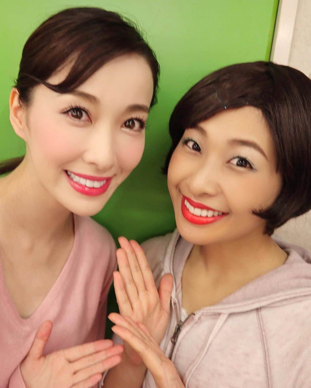 瀬戸早妃さんのインスタグラム写真 - (瀬戸早妃Instagram)「ママの恋人振り返り🤱✨﻿ ﻿ もう千秋楽から数日経ってしまったなんて﻿ 信じられない。。😭﻿ お稽古と本番合わせてとってもしあわせな2ヶ月間でした。﻿ ﻿ 今回初めての『ママ』役に挑戦‼️﻿ 子役の2人とともに一緒に成長することができました♫﻿ 新しい自分の一面を引き出してくださった﻿ 演出家の会川彩子さん、そしてママの恋人カンパニーの皆さんに心から感謝です♡﻿ . この写真は、 2幕の冒頭に子供と2人きりのシーンで着ていたお衣装🍳 私1人の長台詞が6分以上続くという、ハードなシーンでした✨ ﻿ . 衣装は全部で8パターン！ 今回は、パジャマ姿の上に羽織っていた赤いガウンと、ラストシーンのチャンチャンコ以外はすべて自らコーディネートさせていただきました。 . 裕福だった冒頭のシーンから、どんどんお金に困っていき、最後は一文無しになっていく。 その移り変わりを衣装でもあらわすために小物ひとつの細部までこだわって衣装を決めました。 . ママでもあり女優の役ということで、既出のモントレゾールのワンピースを1着使用させていただきました👗どの1枚だったかわかりましたか？♡ →今回ほぼ舞台にでずっぱりでしたので、舞台上に居なかった数分間はすべて衣装替えに時間を割いておりました。全体的に早替えが多く、写真にすべての衣装は納められませんでしたが、あのワンピースは中でもお気に入りの1枚でした✨ .  お写真は、全員ではありませんが﻿ 星組さんのみなさん⭐️﻿ 本当に大好きなメンバーです😍﻿ ﻿ #ママの恋人 #舞台 #ミュージカル座 #中目黒キンケロシアター #舞台衣装 #エプロン ＃エプロン姿 #ママ役 #挑戦 #斉藤範子 さん #箱田暁史 さん #きゅるるん こと #小原春香  さん #夢麻呂 さん #こまつばらさとみ さん #番場愛理 さん #追林留梨子  さん #伊藤慧 さん #大好きなメンバー」8月16日 14時59分 - plievesaki