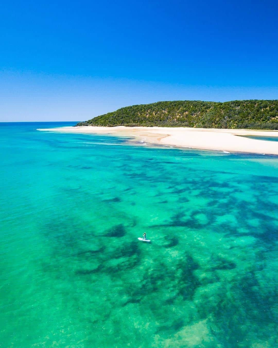 Australiaさんのインスタグラム写真 - (AustraliaInstagram)「#RainbowBeach seems like a good spot to paddle into the weekend. 🏖️ @epicworld_photography enjoyed a glorious winter’s day in @visitsunshinecoast, where the skies are blue and the weather is still super beach-friendly. Take a SUP boarding tour with @epicoceanadventures to discover the marine life in this part of @queensland, or a surfing class with @rainbowbeachsurfschool or @rainbow_beach_learn_to_surf to ride with the locals.  #seeaustralia #thisisqueensland #visitsunshinecoast #visitgympieregion #travel」8月16日 15時00分 - australia