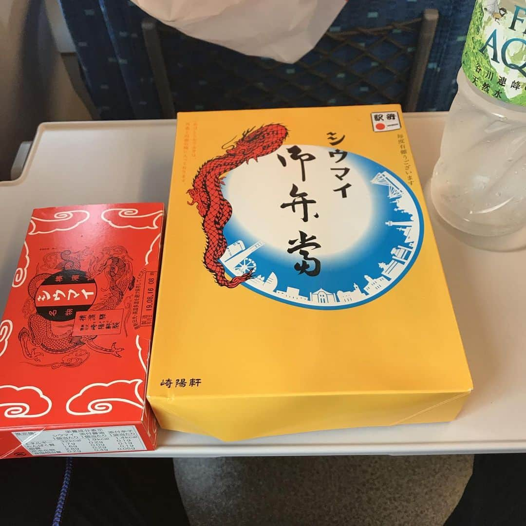 柿崎洋一郎さんのインスタグラム写真 - (柿崎洋一郎Instagram)「旅のお供は崎陽軒シウマイ弁当と 追いシウマイ で決まり！ 明日は舞洲 明後日は長居」8月16日 15時03分 - kakiyan37