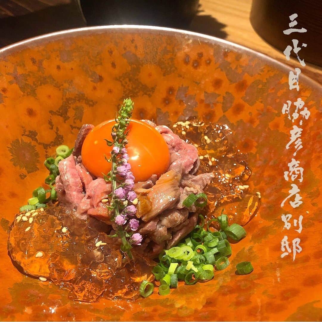 のインスタグラム：「🐄三代目脇彦商店名古屋別邸🐄 8/6オープン🎉会員制禁煙禁酒の話題の焼肉店✨ 『あえて禁煙禁酒=お肉を存分に味わう』 ↑他にはないインパクト大のこだわりにも納得🥺 . 希少部位はもちろん、一品一品お肉を存分に楽しむ こだわりが感じられて、美味しすぎて感動の 連続でした！！長いですが興奮を綴ります🙇🏼‍♀️笑 . . 【🔘おもてなしコース 8500円】 ⚫︎黒毛和牛のユッケ仕立て ⚫︎一箱目のお肉 (コウネ、トロタン、熟成ハラミ、粕漬け小腸) ⚫︎牛すじ肉のだし巻たまごサンド ⚫︎二箱目のお肉 (イチボ、ランプ、マルシン、野菜) ⚫︎〆のサーロンお茶漬け ⚫︎デザートほうじ茶アイス ※戸炊きの美味しいご飯がおかわり自由！ 美味しいキムチも付きます。 . . 一品目のユッケからからほっぺた落ちた😭✨ お肉は低温調理されていて、和風ダシのジュレと 卵黄絡めて頂きます❣️ . お肉はそれぞれのお肉を3種類の味噌ダレで頂いて この味噌ダレが本当に美味しくてご飯が進む🍚 味噌で食べる焼肉は新鮮で絶品❣️ . トロタンには昆布ネギ塩ダレを乗せたり ハラミはパルミジャーノチーズと一緒に熟成された もので、旨味がしっかり感じられたり。。 イチボやコウネなどの希少部位はもちろん 美味しいお肉が食べ方ひとつで 更に絶品になりまたまた感動😭💓← .  席も半個室なのでゆったりお肉を堪能できます！ ゆいこちゃん、さきちゃんと美味しいお肉を 堪能できて幸せなディナーでした🍽💓 @sandaime_nagoya @yuiko_tabelog @sakiii049 . . スタバクイーン👸🏼メインアカウント ➡︎ @ayumin0220stb * #三代目脇彦商店名古屋別邸#三代目脇彦商店 #三代目脇彦商店抽選会#会員no014762 #名駅焼肉#名駅グルメ#名駅ディナー#名古屋焼肉 #名古屋ディナー#名古屋グルメ#名古屋ランチ #インスタグルメアワード2019#あいなご#ナゴレコ#グルメライター」