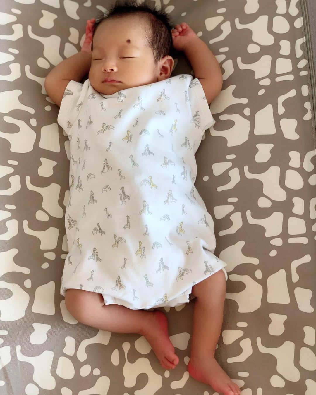 涼紫央さんのインスタグラム写真 - (涼紫央Instagram)「明日で1ヶ月… 本当にさびし…。。。 #新生児 の姿を 忘れませんように #新生児ラストデー」8月16日 15時06分 - toitoitoi