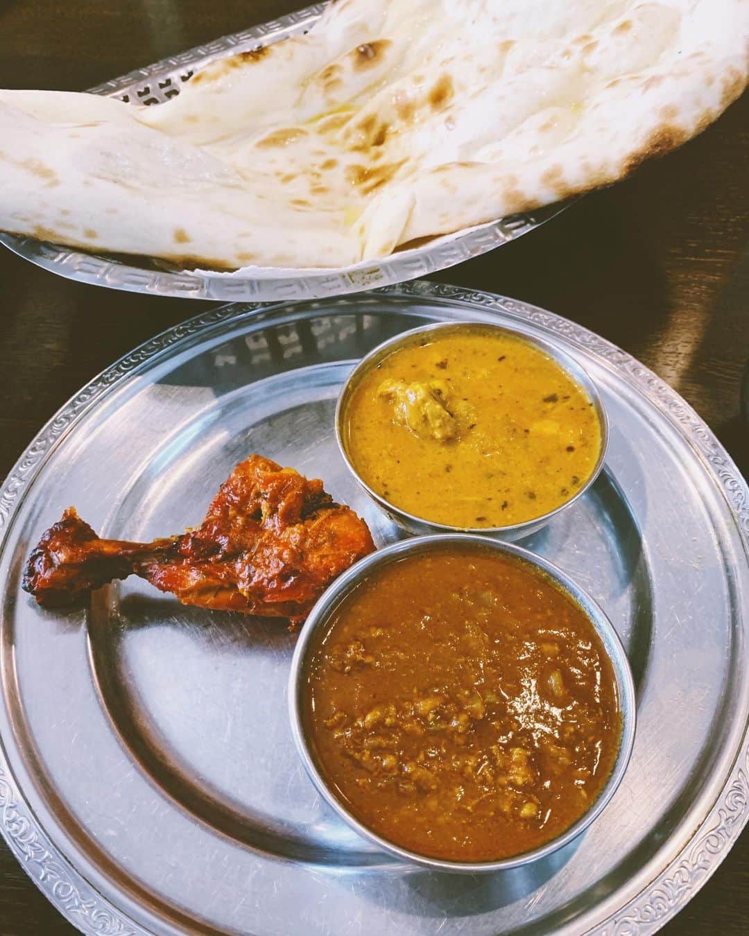 尾崎裕哉さんのインスタグラム写真 - (尾崎裕哉Instagram)「インド料理屋入るとクセでナン頼んじゃうけど最近はもっぱらライス派だと再確認したな、うん。なんだろ、ナンだとカレーでナンを食べてる気になるけど、ライスだとライスでカレーを食べてる感じ。わしゃ、カレーが食べたいんじゃ！！ #カレーなる日々 #チキンカレー #キーマカレー #最近カレー舌が肥えてきた」8月16日 15時12分 - hiroya.ozaki