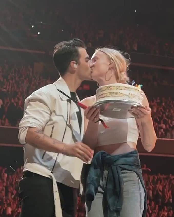 Just Jaredさんのインスタグラム写真 - (Just JaredInstagram)「@joejonas and wife @sophiet share a kiss on stage at the @jonasbrothers show. She made a surprise appearance to present him with a birthday cake on his 30th birthday!  #JoeJonas #SophieTurner #JonasBrothers Photo: @joejonas」8月16日 15時13分 - justjared