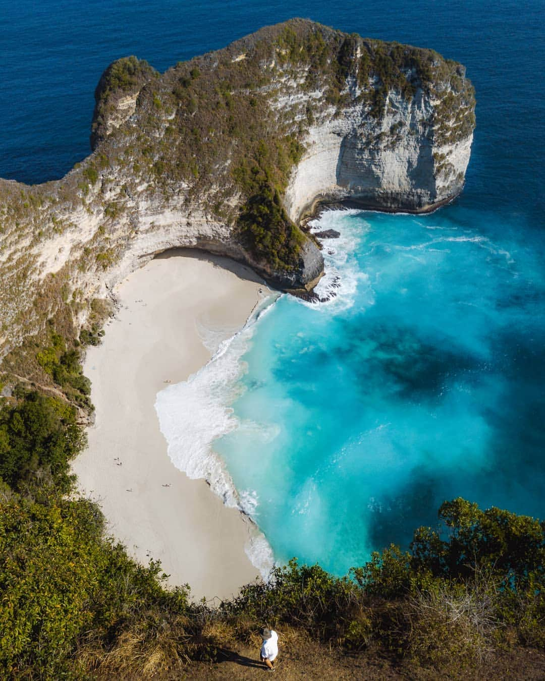 SNAPCHAT@JASONVANMIERTのインスタグラム：「Hi guys 👋🏼 It's been awhile between posts, so I thought I'd drop a photo from my recent Bali trip. This is from Kelingking Beach which is on the Island of Nusa Penida about a 45 min ferry from Bali, I'm sure you've seen hundreds of photos from here before because the view is incredible 😍 and it's pretty unique looking 🦖 #NusaPendia #KelingkingBeach」