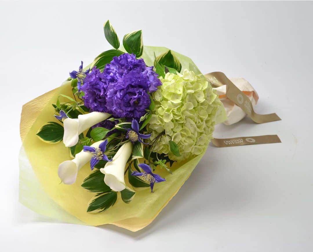 AOYAMA_HANAMOさんのインスタグラム写真 - (AOYAMA_HANAMOInstagram)「白いカラーを中心に紫のトルコキキョウとクレマチスを合わせたロングスタイルブーケ、＜ノクターン＞。 紫の花々と淡いグリーンのコントラストが美しいお品物です。 こちらはオンラインショップからもご注文いただけます。プロフィールのリンクからご覧ください。 --- #aoyamahanamo #flower #flowers #flowershop #florist #tokyo #aoyama #omotesando #webstagram #flowerstagram #instagood #followme #花 #花屋 #フラワー #マクロ萌え部 #ザ花部 #花のある暮らし #花のある生活 #花育 #東京 #青山 #表参道  #花束 #ブーケ #bouquet #カラー #トルコキキョウ #ハイドランジア #フラワーギフト」8月16日 15時26分 - aoyama_hanamo