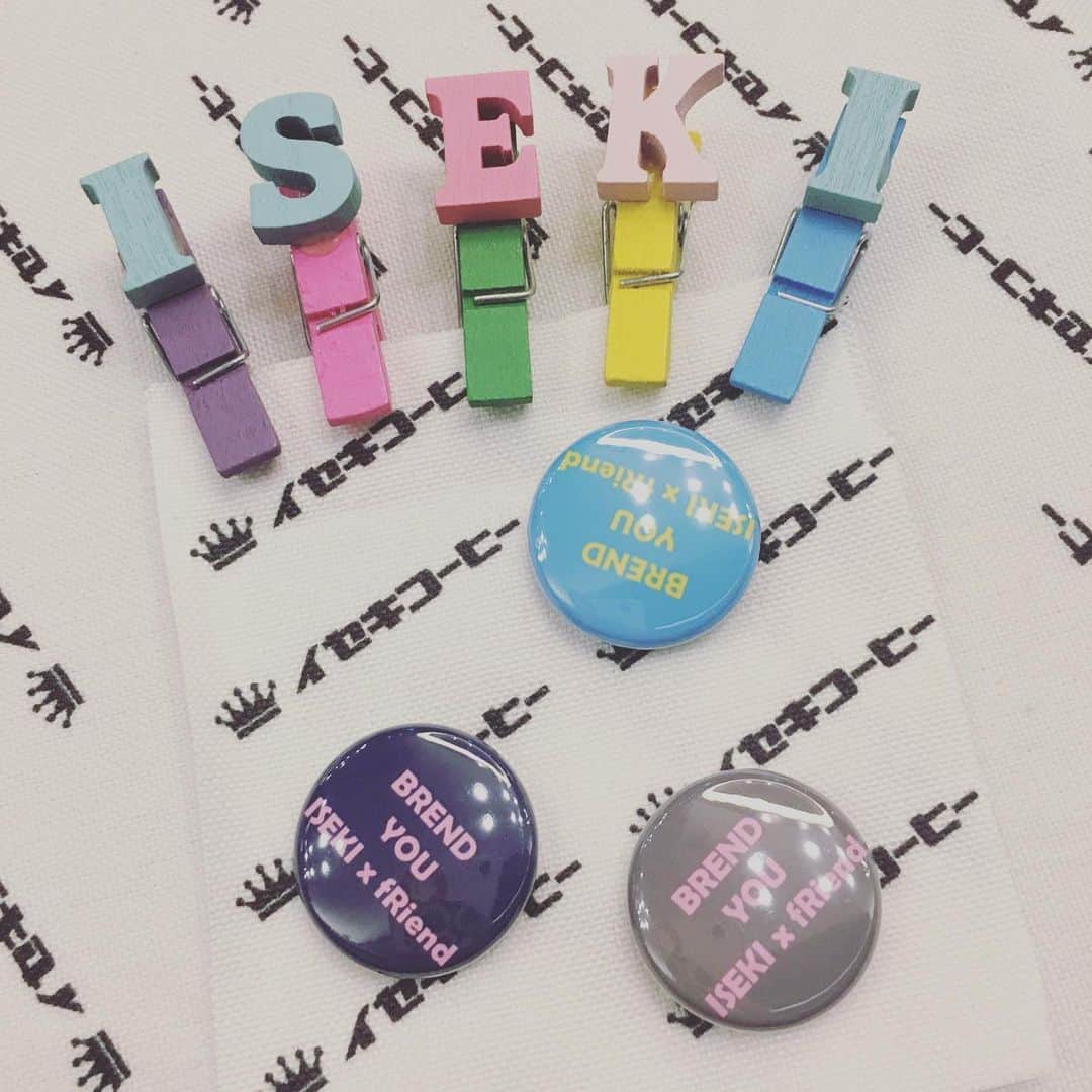 ISEKIのインスタグラム：「本日の物販  新色缶バッジ3色購入でイセキコーヒーハギレ付き✨ 副店長の気まぐれ限定数🙇‍♀️ コーヒーは夏限定のお魚クリップ𓆛𓆜𓆝𓆞𓆟 となっております。  それでは会場でお待ちしております🌞✨」