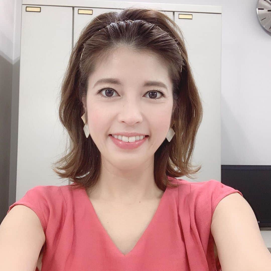 神田愛花さんのインスタグラム写真 神田愛花instagram 前髪を伸ばしているので 今日からお仕事でもカチューシャを使い始めました 前髪の扱いでメイクさんを困らせる事も無く 私自身も楽チン 便利です ただ これまでいつも前髪で眉毛が見えなくなる