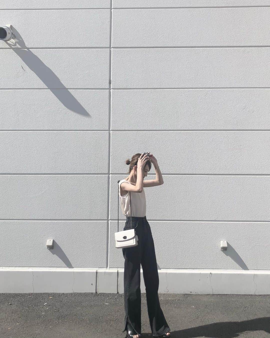 のインスタグラム：「outfit 🕶  このデニムが本当にお気に入りで ベルト無しで綺麗に履きたかったから 自分で縫わずちゃんとお店に出して マイサイズに直して愛用中…👖♡ . sunglasses @celine denim, ear cuff @amel_official__ bag @coach shoes @marni  #ai_fashion #amel_official__ #outfit #ootd」
