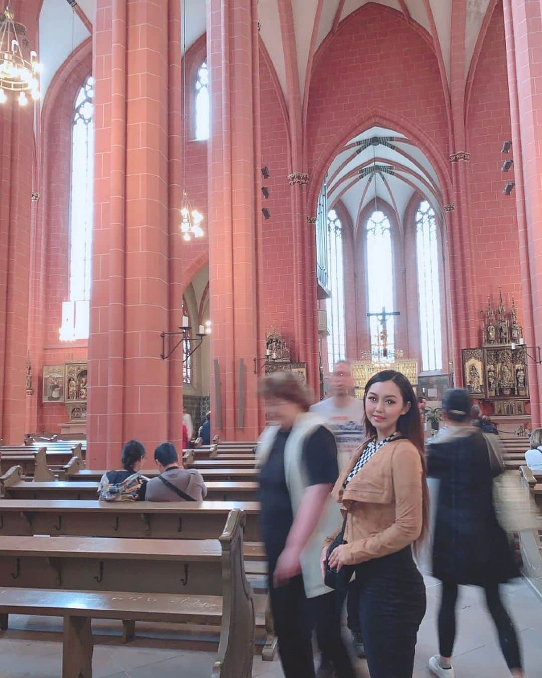 岩上愛美さんのインスタグラム写真 - (岩上愛美Instagram)「広場の近くにある、大聖堂へ⛪️✨ わたしの行った時は人がい過ぎずゆっくりと中を見渡せました☺️ 中の展示も見たのですがそちらは一人€2。 写真okとのことでまたそちらは次で🌸  #ヨーロッパ #ヨーロッパ旅 #女子一人旅 #ドイツ #フランクフルト #レーマー広場 #ドイツ人の友達にレーマーって言っても何って言われた笑 #大聖堂 #赤レンガ #europe #trip #germany #Frankfurtammain #romerberg #catedral」8月16日 15時30分 - amiiwakami