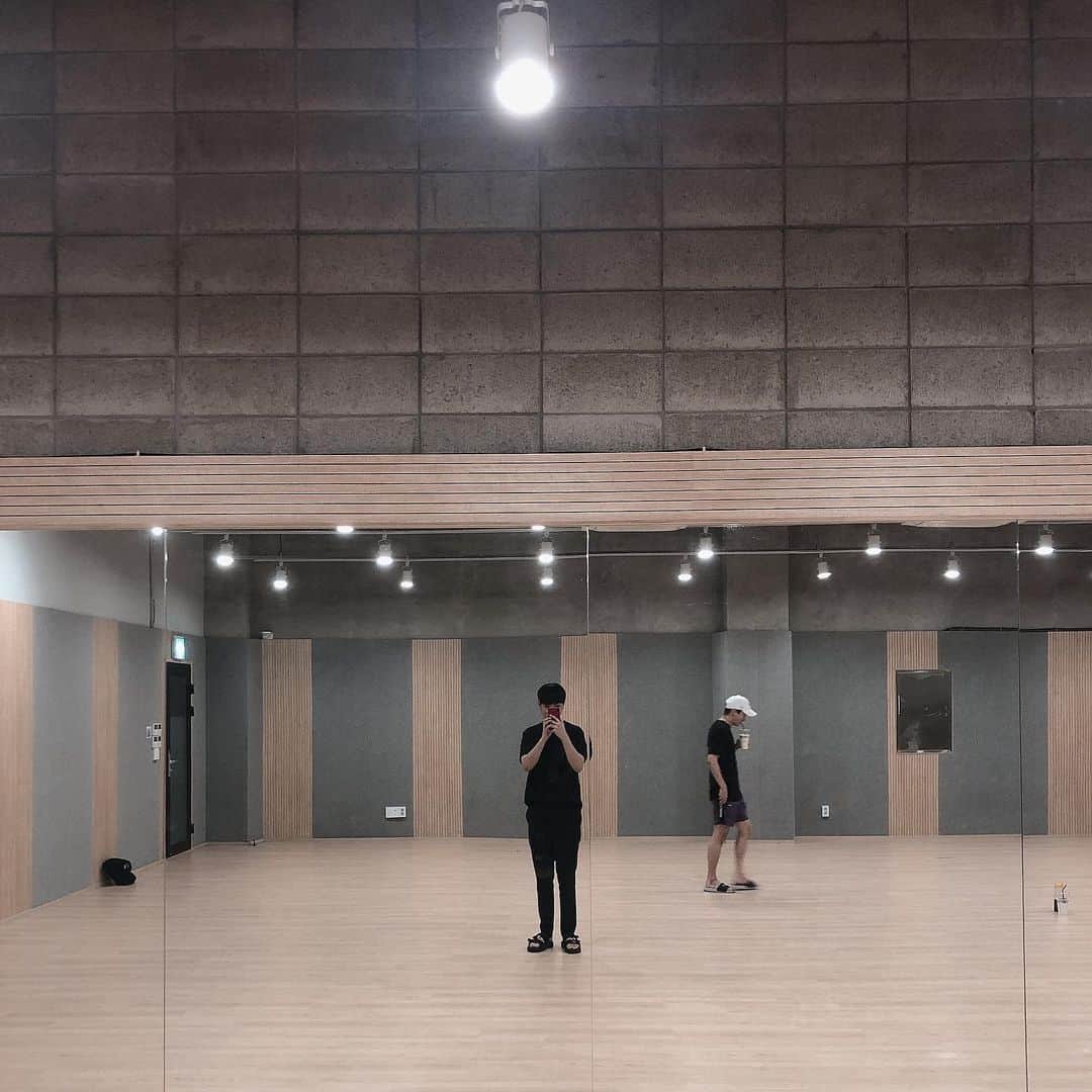 ヒョクジン のインスタグラム：「D-2 #천지 #혁지 👬 🎵」