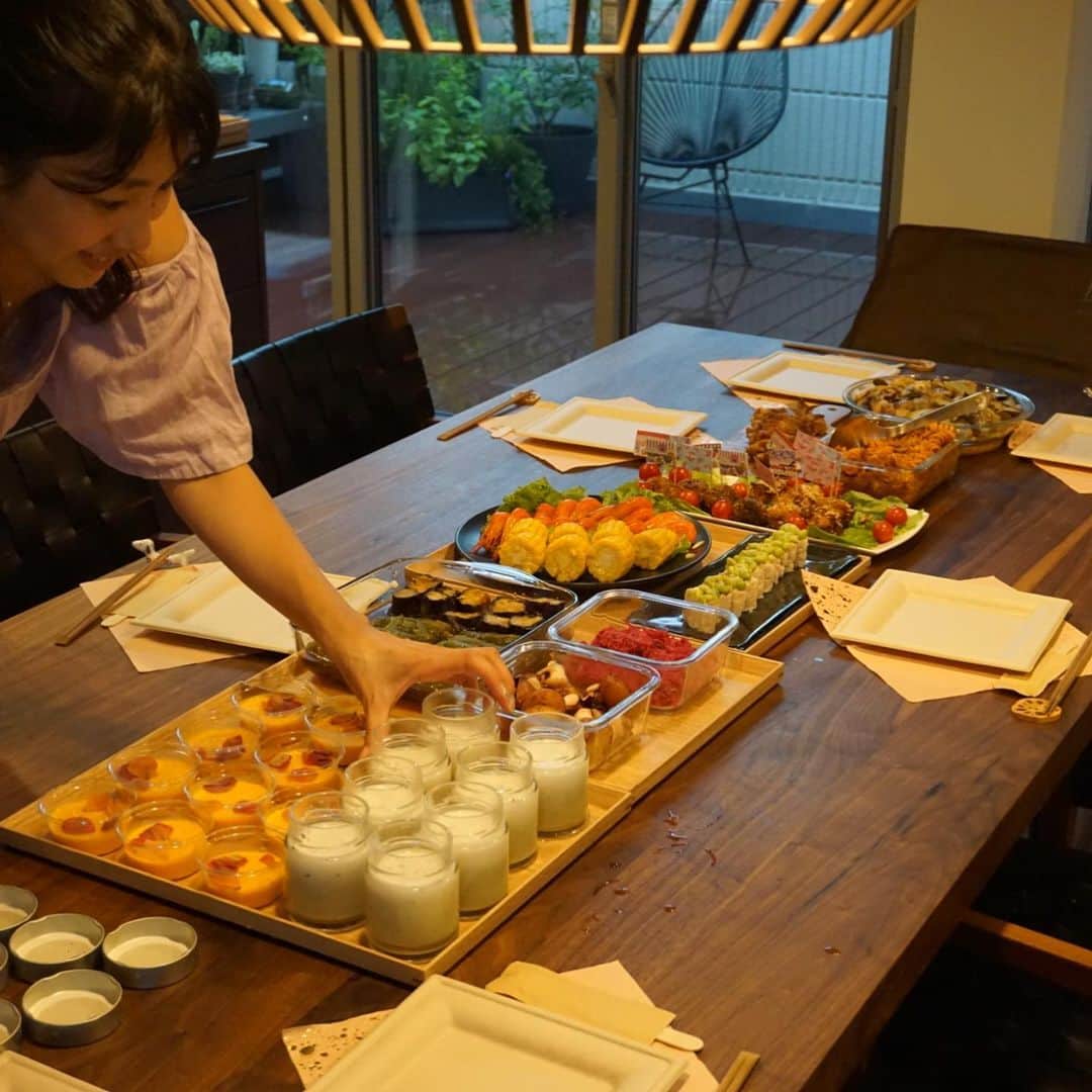 潮田玲子さんのインスタグラム写真 - (潮田玲子Instagram)「誕生日会のお料理は @mitsuhashi_ayako さんにオーダーしました😍🙌 色とりどりで美味しいのはもちろんのこと身体にも優しいお料理達に大感激😍❤️ @natsukoshio ちゃんと盛り付け、それはまたそれで楽しかった😍🤣🙌 両家のじーじとばーばも集合してみんなで楽しい時間となりました！  #美味しいお料理に #感激 #煮豚のみ玲子作 #チーズケーキのデコレーション可愛い #さすがなっちゃん #うちのガーデニングのローズマリーも #なっちゃんが盛り付けてくれて #良い感じ #祖母と孫 #合同誕生日会 #みつはしさんが入れてくれた #グラノーラ美味しすぎてびっくりした‼️」8月16日 15時42分 - reikoshiota_official