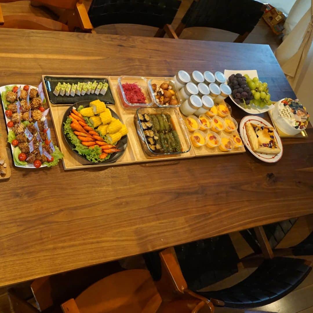 潮田玲子さんのインスタグラム写真 - (潮田玲子Instagram)「誕生日会のお料理は @mitsuhashi_ayako さんにオーダーしました😍🙌 色とりどりで美味しいのはもちろんのこと身体にも優しいお料理達に大感激😍❤️ @natsukoshio ちゃんと盛り付け、それはまたそれで楽しかった😍🤣🙌 両家のじーじとばーばも集合してみんなで楽しい時間となりました！  #美味しいお料理に #感激 #煮豚のみ玲子作 #チーズケーキのデコレーション可愛い #さすがなっちゃん #うちのガーデニングのローズマリーも #なっちゃんが盛り付けてくれて #良い感じ #祖母と孫 #合同誕生日会 #みつはしさんが入れてくれた #グラノーラ美味しすぎてびっくりした‼️」8月16日 15時42分 - reikoshiota_official