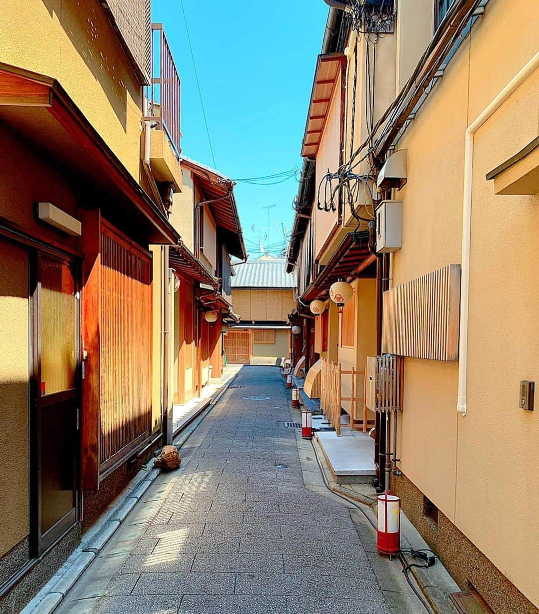 百合華さんのインスタグラム写真 - (百合華Instagram)「ランチからの帰りに宮川町付近のケーキ屋さんとお肉屋さんに寄り道して、抹茶スムージーと近江牛のメンチカツを購入しちゃいました🥰﻿﻿ ﻿﻿ スーパーとか百貨店とかでは味わえないどこか懐かしい雰囲気の専門店も大好物です❤️﻿﻿ ﻿﻿ しかも、どちらもとんでもなく美味しかった✨✨✨﻿﻿ ﻿﻿ #京都﻿﻿ #東山﻿﻿ #宮川町﻿﻿ #ランチの後﻿﻿ #ケーキ屋さん﻿﻿ #お肉屋さん﻿﻿ #近江牛﻿﻿ #メンチカツ﻿﻿ #抹茶スムージー﻿﻿ #寄り道﻿﻿ #どこか懐かしい﻿﻿ #雰囲気﻿﻿ #専門店﻿﻿ #美味しい」8月16日 15時42分 - yurika.lovelily