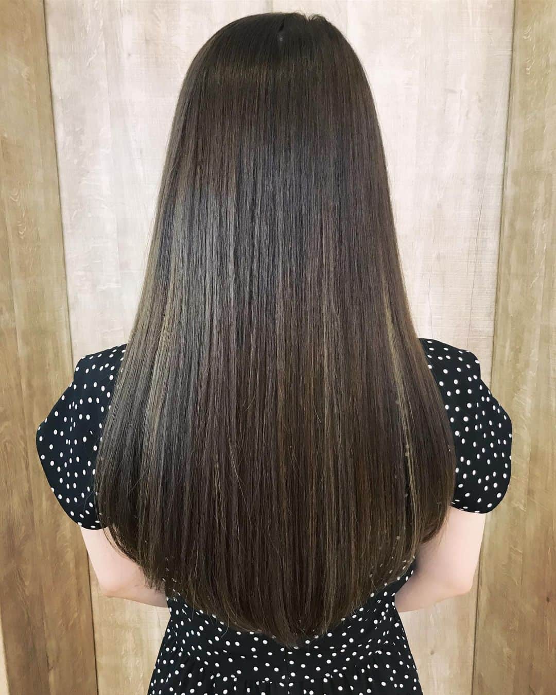 美馬怜子のインスタグラム：「髪質改善トリートメント2回目💕 . 今日はハイライトカラーもしてもらったので、より立体感が出ました😄💗 . 一気にシルクのような髪質になるのでオススメです✨ もっと早く出会いたかったトリートメント😘❤️ でも今からでも全然遅くないっ❣️ 担当は沼口さんです🎵 . #髪質改善トリートメント #艶髪 #艶髪カラー #ハイライトカラー #渋谷サロン #beautysalons @logshibuya2 @takahiro_numa」