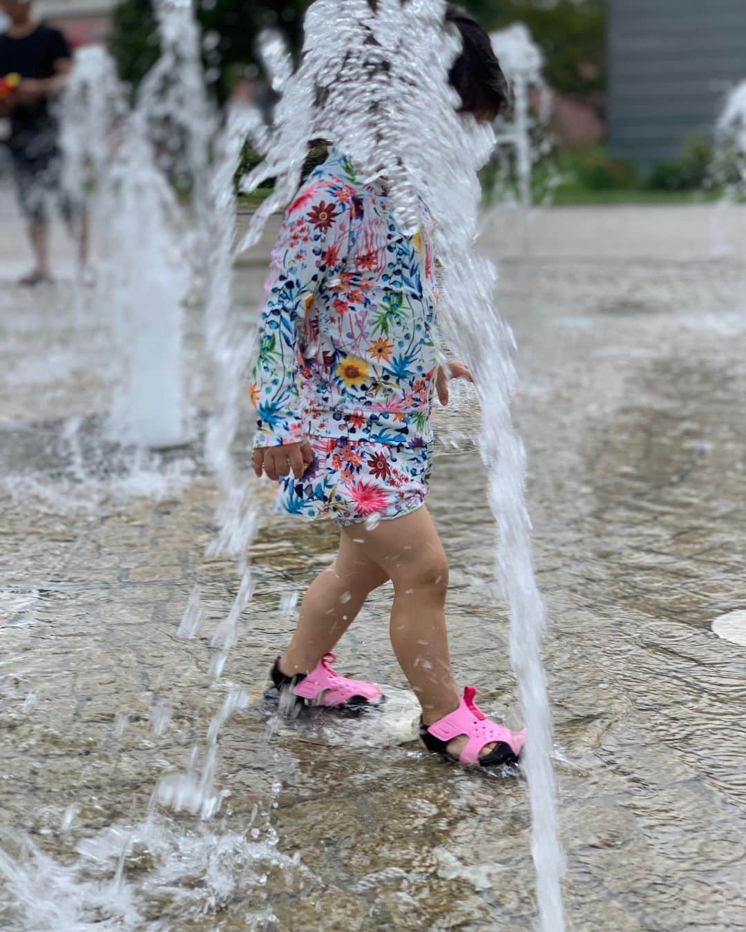 大菅小百合さんのインスタグラム写真 - (大菅小百合Instagram)「最近外で遊ぶと雨に打たれることが多いけどそれでも嬉しいみたい‼️😆✨☔️ 噴水で遊んでた時の雨はしんどかったけどね💦笑 ・ ・ ・ #キックボードに挑戦中 #近所のおばあちゃんがくれたミニトマト #水遊びは好きだけど #噴水は怖いみたい #雨に打たれたけど嬉しい顔 #2歳4ヶ月」8月16日 15時50分 - sayuriosuga1027
