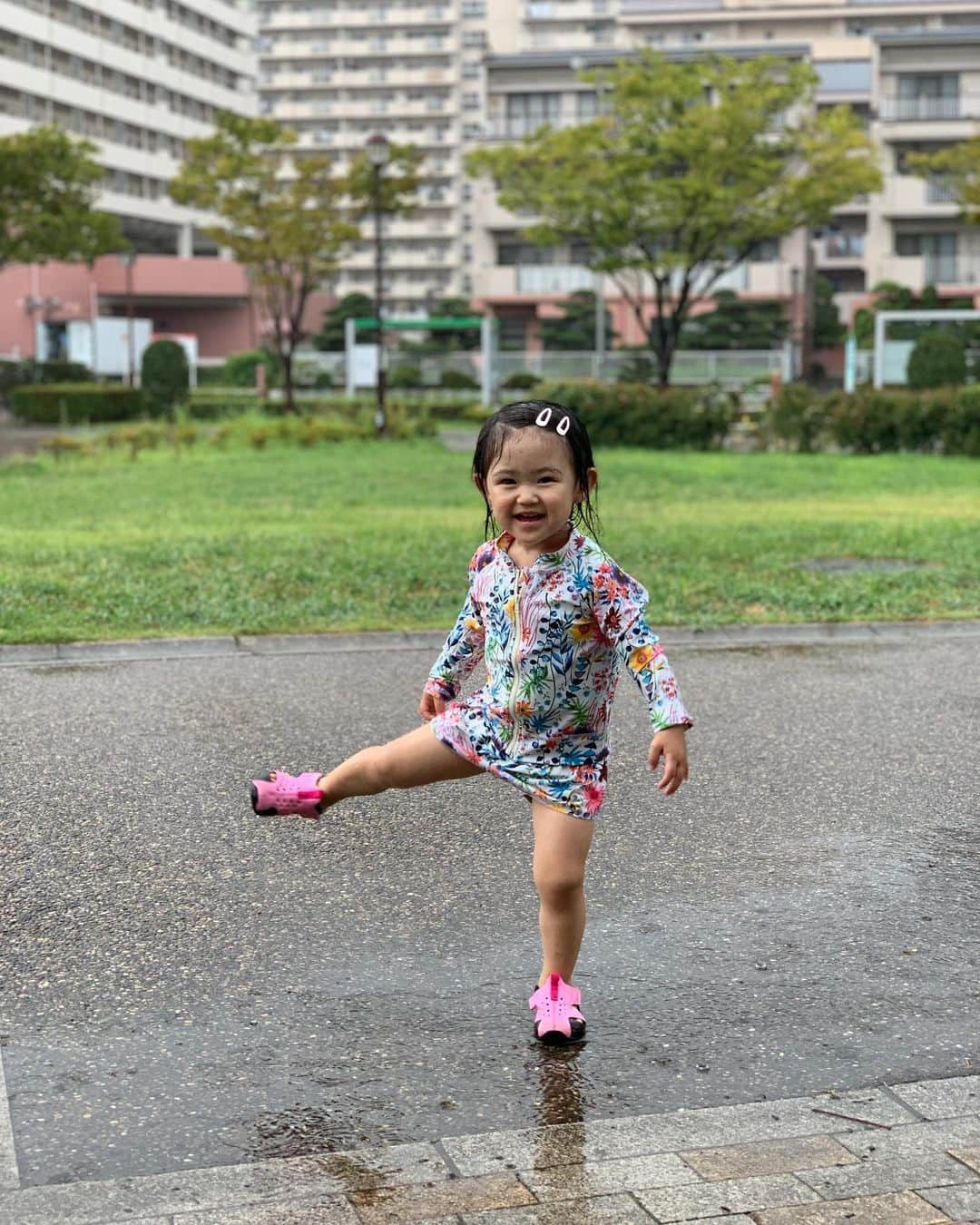 大菅小百合さんのインスタグラム写真 - (大菅小百合Instagram)「最近外で遊ぶと雨に打たれることが多いけどそれでも嬉しいみたい‼️😆✨☔️ 噴水で遊んでた時の雨はしんどかったけどね💦笑 ・ ・ ・ #キックボードに挑戦中 #近所のおばあちゃんがくれたミニトマト #水遊びは好きだけど #噴水は怖いみたい #雨に打たれたけど嬉しい顔 #2歳4ヶ月」8月16日 15時50分 - sayuriosuga1027