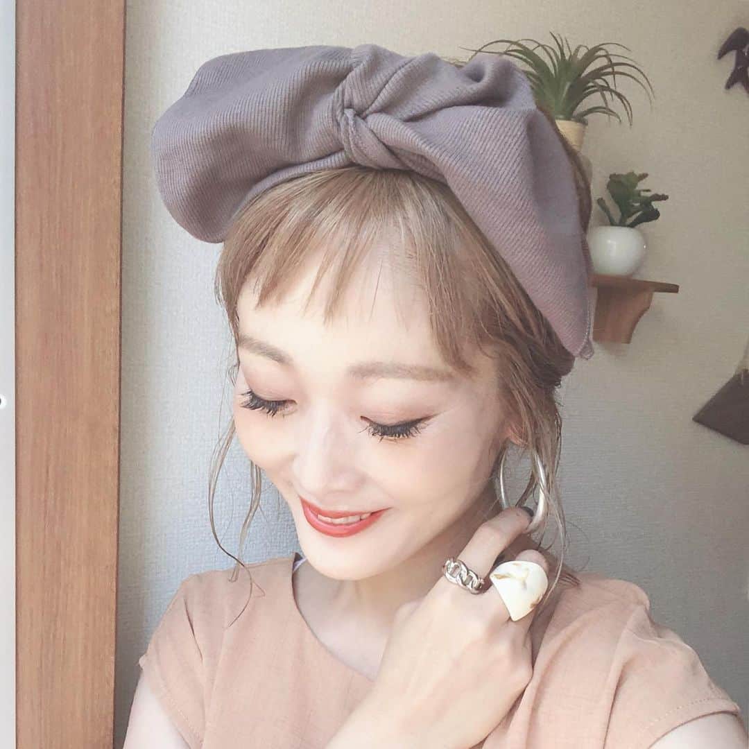 のインスタグラム：「〻accessories〻 ・ ・ ・ さっきpostした投稿にたくさんコメントもらって、本当に気持ち悪くて消しちゃった😂お目汚しすみません🙇‍♀️ ・ お母さんと娘にも気持ち悪って言われて、、消した方がいいかな？！って聞いたら消した方がいいよって娘にも言われ笑 ・ 2人に写真選んでもらった。これは大丈夫かな？！自分の目が分からない…… ・ ・ ・ piece&ring&bracelet▶ @abask_official ・ ・ ・ #ファッション#コーデ#fashion#ママ#ママコーデ#ponte_fashion #プチプラコーデ#大人カジュアル#大人可愛い#ジユジョ#シンプルコーデ#夏コーデ#マタニティコーデ #ぷんにー#妊娠10ヶ月 #ママリファッション#ママリ#ユニジョ#mamagirl#令和ベイビー #locari#lucrajp#ピアス着画#臨月#シルバーアクセ#お洒落さんと繋がりたい#abask」