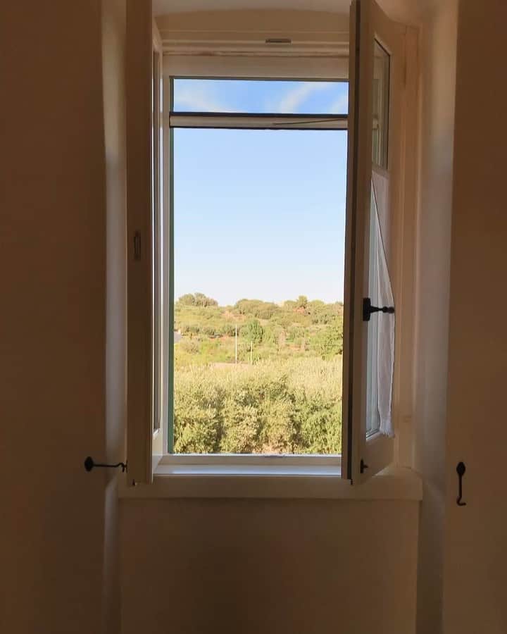 のインスタグラム：「🍃🌾🌿🌾🍃🌿💨 #puglia #italy #masseria #sky #farmhouse」