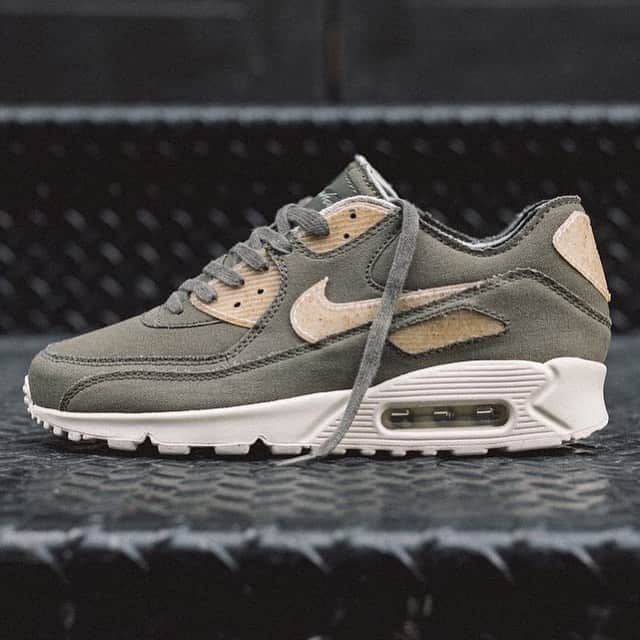Sneaker Newsさんのインスタグラム写真 - (Sneaker NewsInstagram)「@maharishi celebrates their flagship TriBeCa store with a collaborative Air Max 90 built with organic cotton dyed with pomegranate and turmeric. For details on how to acquire this limited release, hit the link in our bio.」8月17日 1時31分 - sneakernews