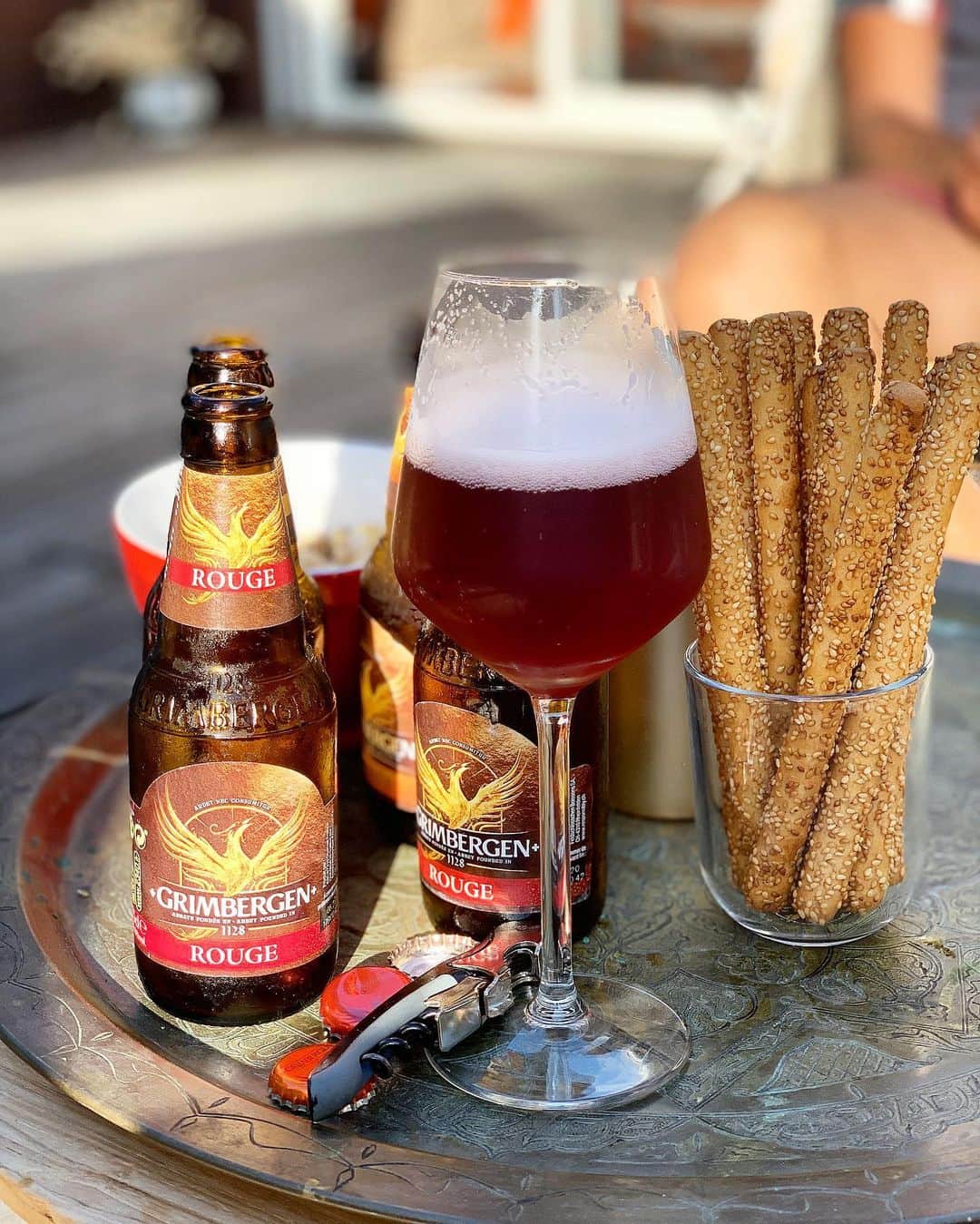 安部ニコルのインスタグラム：「アベは普段ビールは飲みませんが、この紅いビールくっそうまいo(^▽^)o 酒屋とか行けば日本に売ってるのかな？」