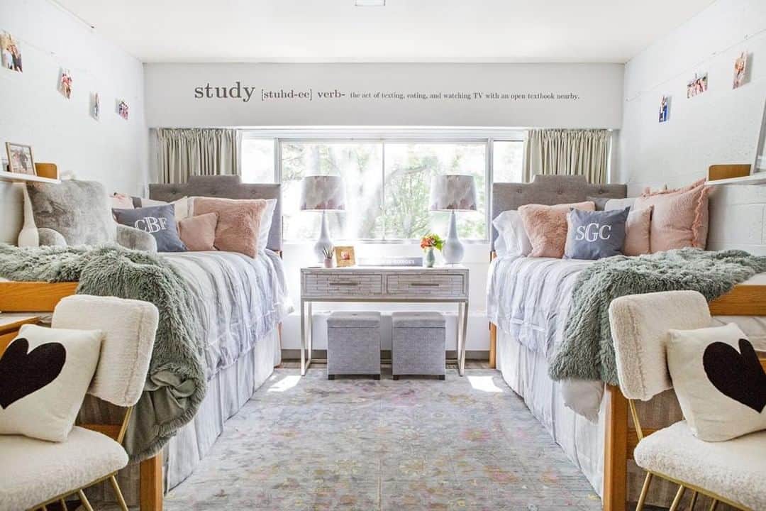 HomeGoodsさんのインスタグラム写真 - (HomeGoodsInstagram)「Decorating a college dorm room can be tough, but with the help of her local #HomeGoods, @memehillstudio turned her daughter’s room from industrial drab to freshman fab! Check out our blog (link in bio) for the full transformation 🤩 #GoFinding #HGPartner #HomeGoodsBlogger」8月17日 1時30分 - homegoods