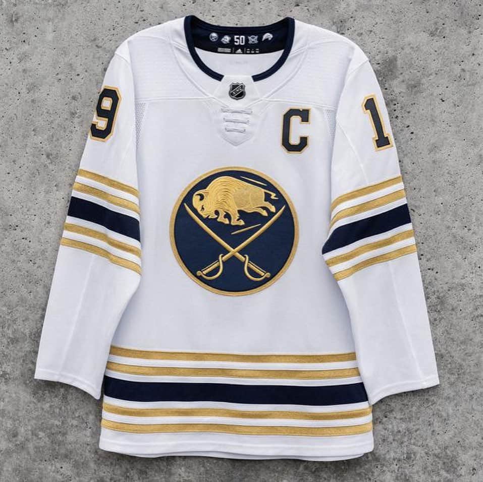 NHLさんのインスタグラム写真 - (NHLInstagram)「Safe to say these new @adidashockey threads for the @buffalosabres are absolute gold.」8月17日 1時38分 - nhl