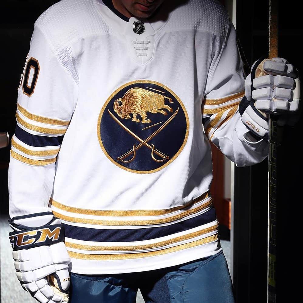 NHLさんのインスタグラム写真 - (NHLInstagram)「Safe to say these new @adidashockey threads for the @buffalosabres are absolute gold.」8月17日 1時38分 - nhl