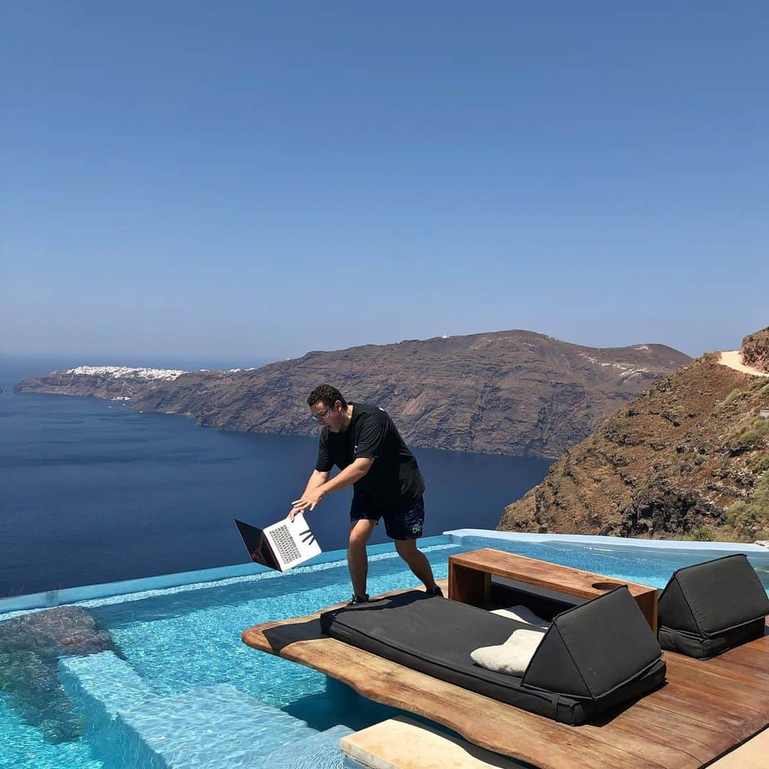 ティモシー・サイクスさんのインスタグラム写真 - (ティモシー・サイクスInstagram)「Flashback to my badass #officewithaview in Greece at @cavotagoosantorini a few days ago and I’m proud to say the wifi is strong there, not to mention the views, hospitality and food are also incredible! Even though I love traveling EVERYWHERE I still have a #nodaysoff approach to my stock trading and teaching because I will NEVER take what got me here for granted. I’ll always just be a small-town guy from Orange, Connecticut who is blessed to live my dream life thanks to two decades of hard work and dedication to my craft, and always trying to get better. I know it doesn’t look like true freedom for me to be on my laptop or phone while I visit all these beautiful places, but I actually choose this madness as I’ve made more than enough money to live very comfortably without working another day in my life — that’s why I’m SO proud to now donate millions of dollars to charity through my @karmagawa foundation — and I just REALLY love my job! PS In the 2nd picture, I didn’t actually drop my laptop, I was testing my reflex skills just in case I dropped it…that’s how meticulous I am with practicing EVERY aspect of trading/teaching/traveling process! So, if you want to learn from me, how dedicated of a student will you be? Will you be obsessive down to the very last detail? Or will you be lazy like too many people in this world would dream of becoming a millionaire, but won’t put in the ridiculous time and effort required to actually make it happen? You tell me as I’m looking for truly dedicated students ONLY! #laptoplifestyle #workfromanywhere #jewswithviews #jewsatcavotagoo」8月17日 1時38分 - timothysykes