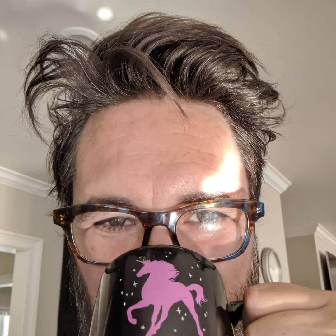 ウィル・ウィトンさんのインスタグラム写真 - (ウィル・ウィトンInstagram)「This morning's bedhead wishes you a joyful weekend.」8月17日 1時38分 - itswilwheaton