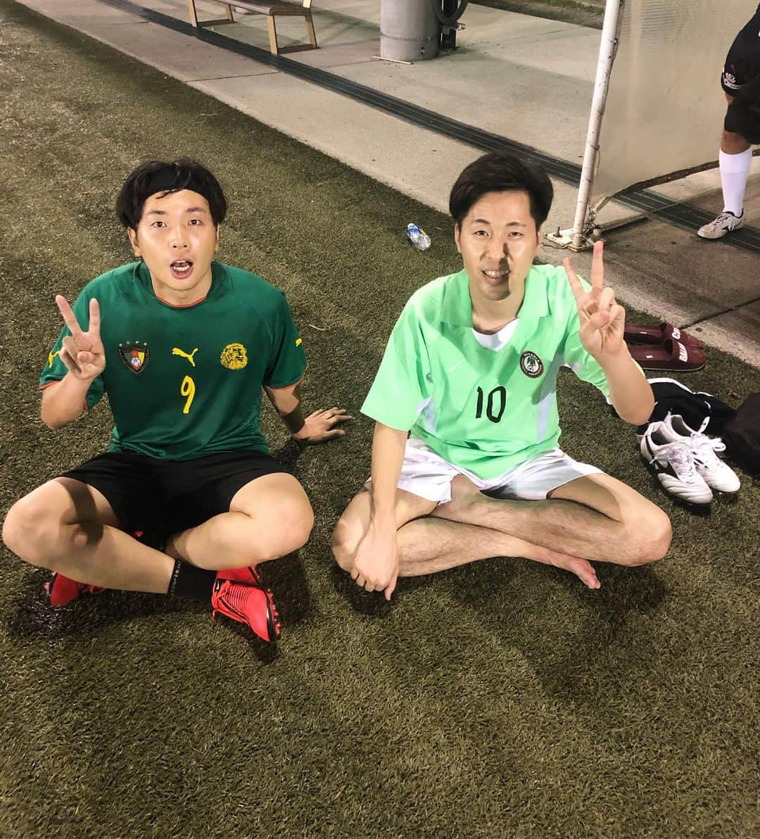 小山英機さんのインスタグラム写真 - (小山英機Instagram)「アフリカのユニホーム被り珍しいて⚽️！！ #吉田たち #こうへいさん #ナイジェリア代表 #モンこや #カメルーン代表」8月17日 1時39分 - monkoya13