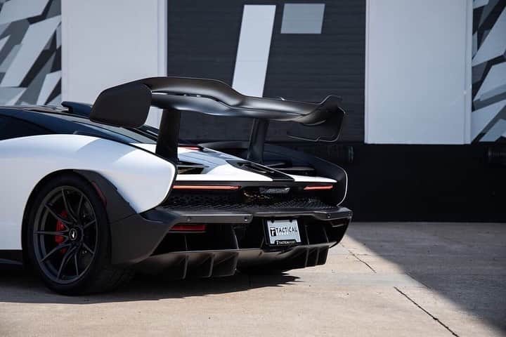 CarsWithoutLimitsさんのインスタグラム写真 - (CarsWithoutLimitsInstagram)「Fabulous McLaren Senna for sale @tactical_fleet . The colour is Elite Pure White with only 90 miles on the dash. This is Senna #421 on sale for $1.5M USD. Contact @tactical_fleet for more info! 👀 Photo @tactical_fleet  #carswithoutlimits #mclaren #senna #mclarensenna」8月17日 1時49分 - carswithoutlimits
